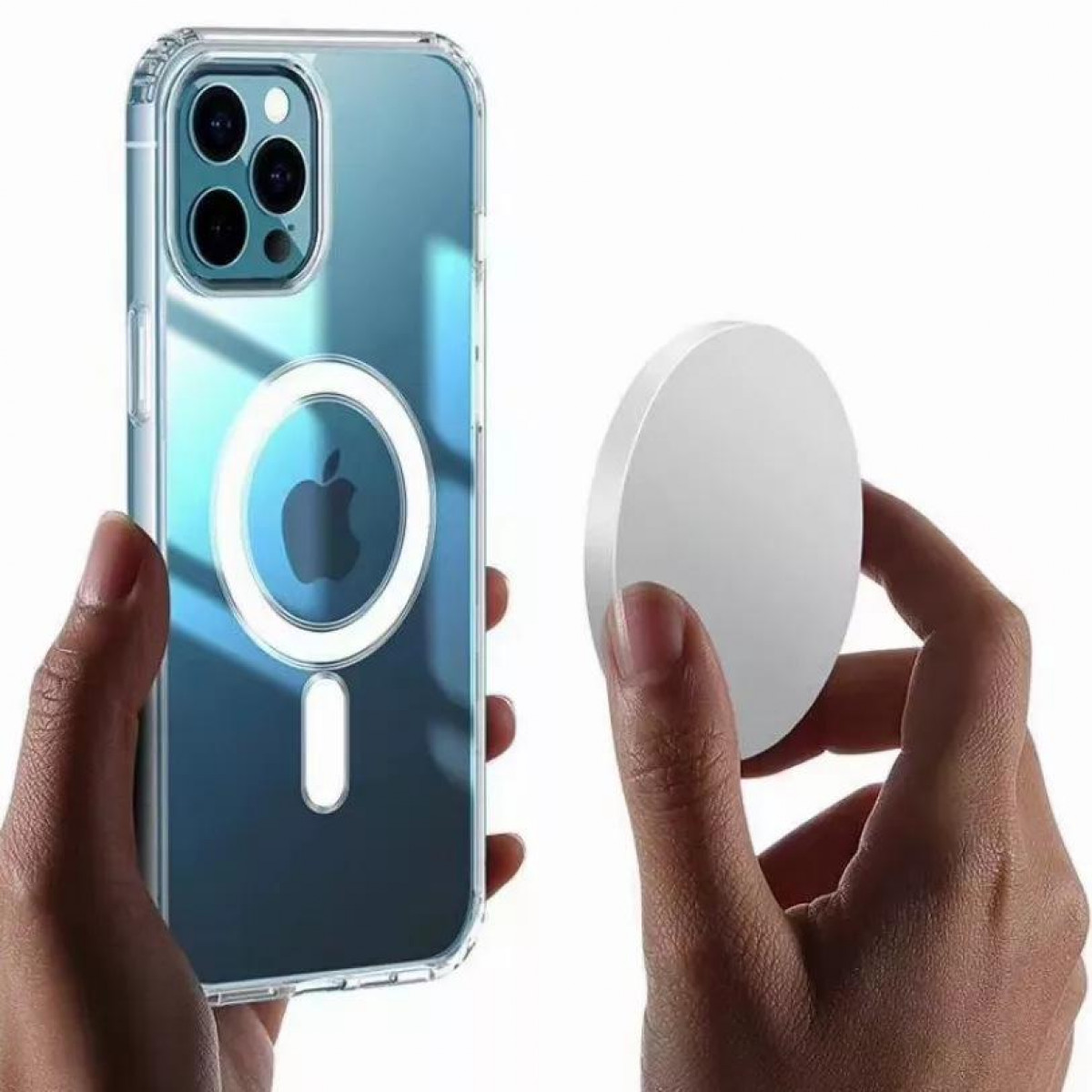 Hände halten eine Handyhülle und ein Ladepad. Die Hülle hat ein Apple-Logo und ist transparent.