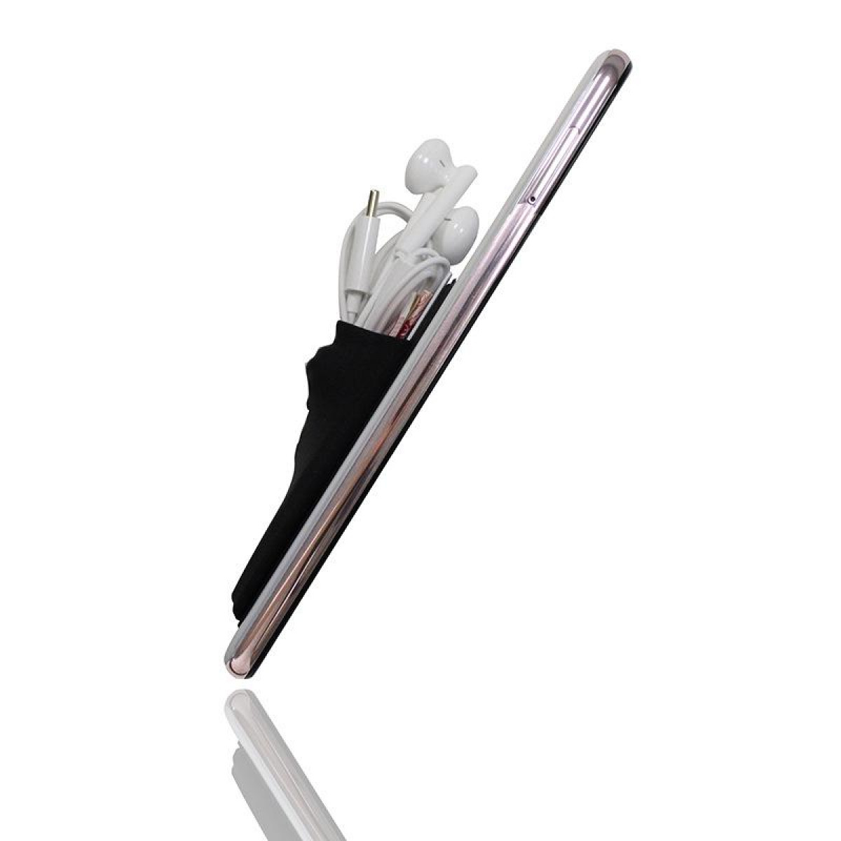 Ein Telefon mit Ohrhörern in einem schwarzen Beutel, mit weißem Hintergrund und Spiegelung.