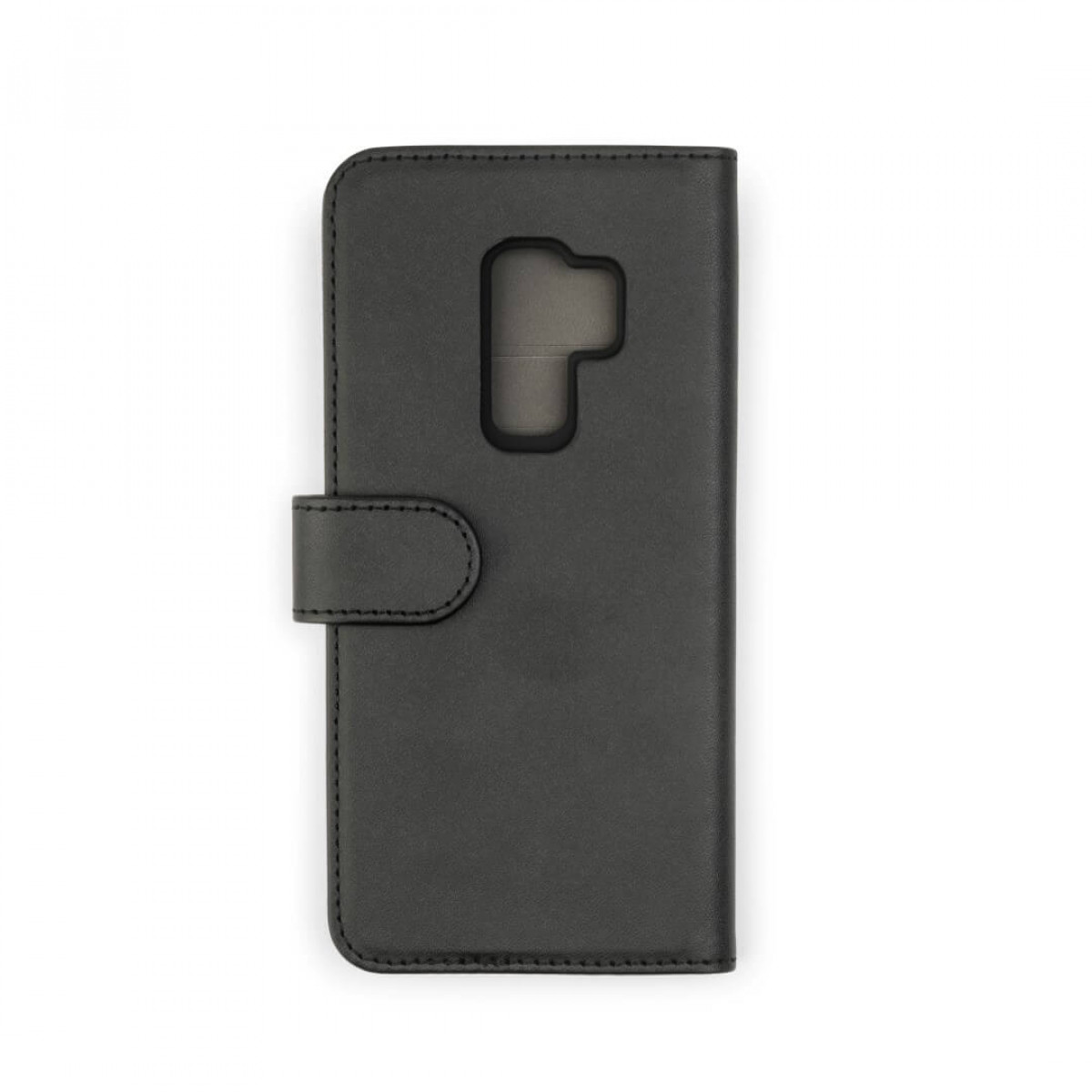 Eine geschlossene schwarze Leder-Handyhülle mit Knopfverschluss auf weißem Hintergrund.