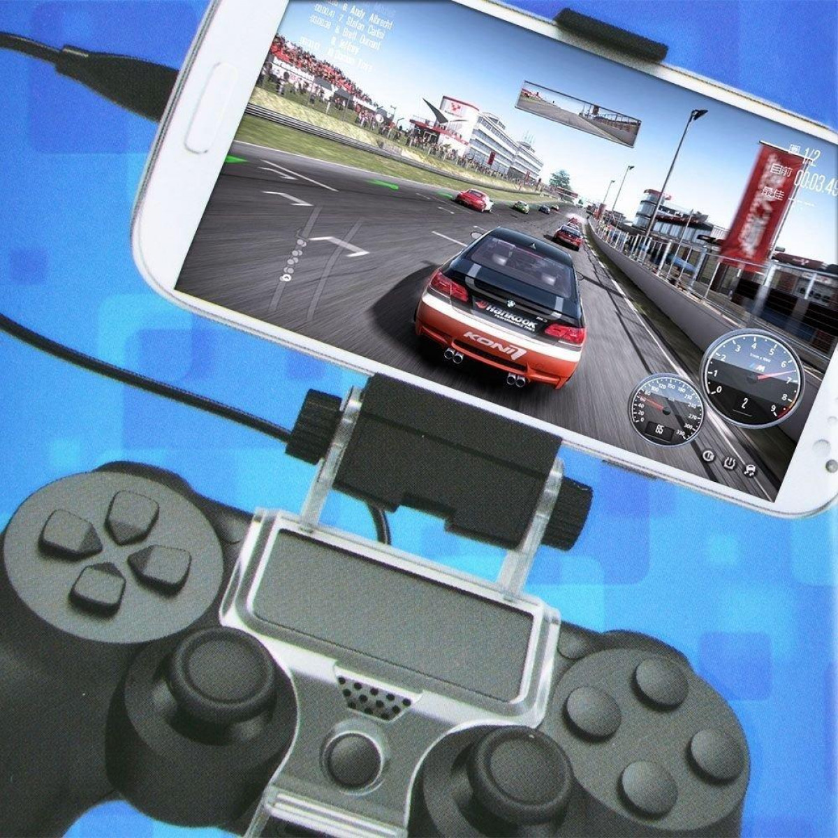 Smartphone mit Spielcontroller verbunden. Rennspiel auf dem Bildschirm. Blauer Hintergrund.