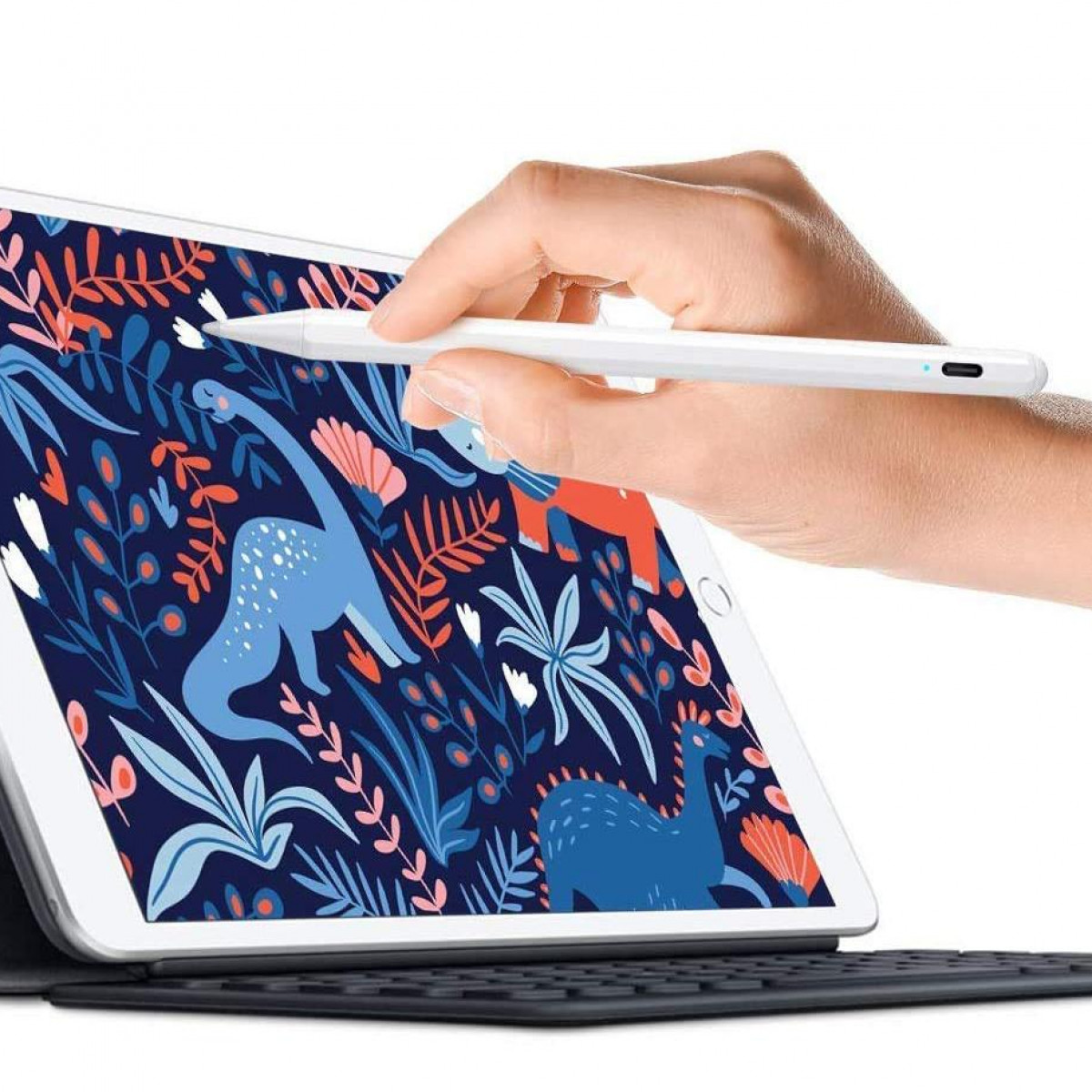 Een hand met een witte stylus tekent op een tablet met een kleurrijke tekening.