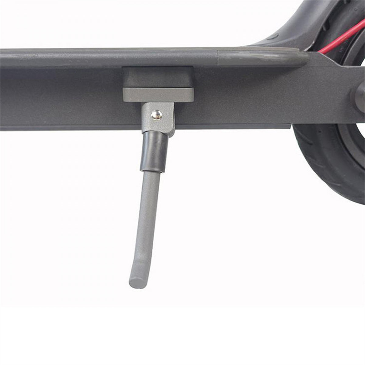 Close-up van een grijze scooterstandaard, verbonden met het frame van de scooter, tegen een witte achtergrond.