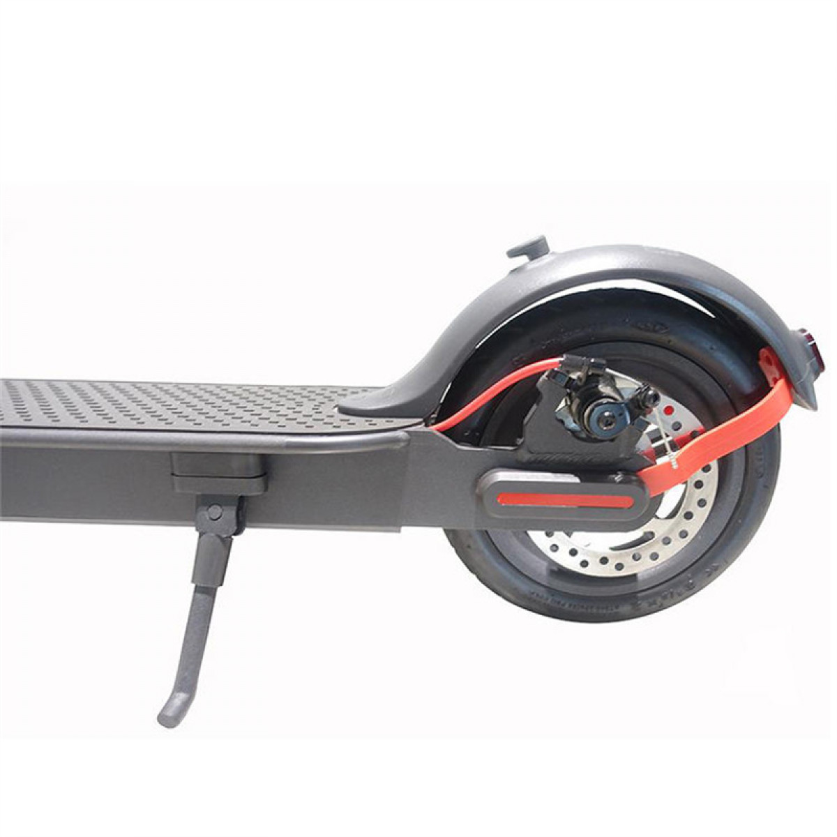 Een zwart scooterwiel met een rode remkabel en schijf. Er is een zwart spatbord en een standaard.
