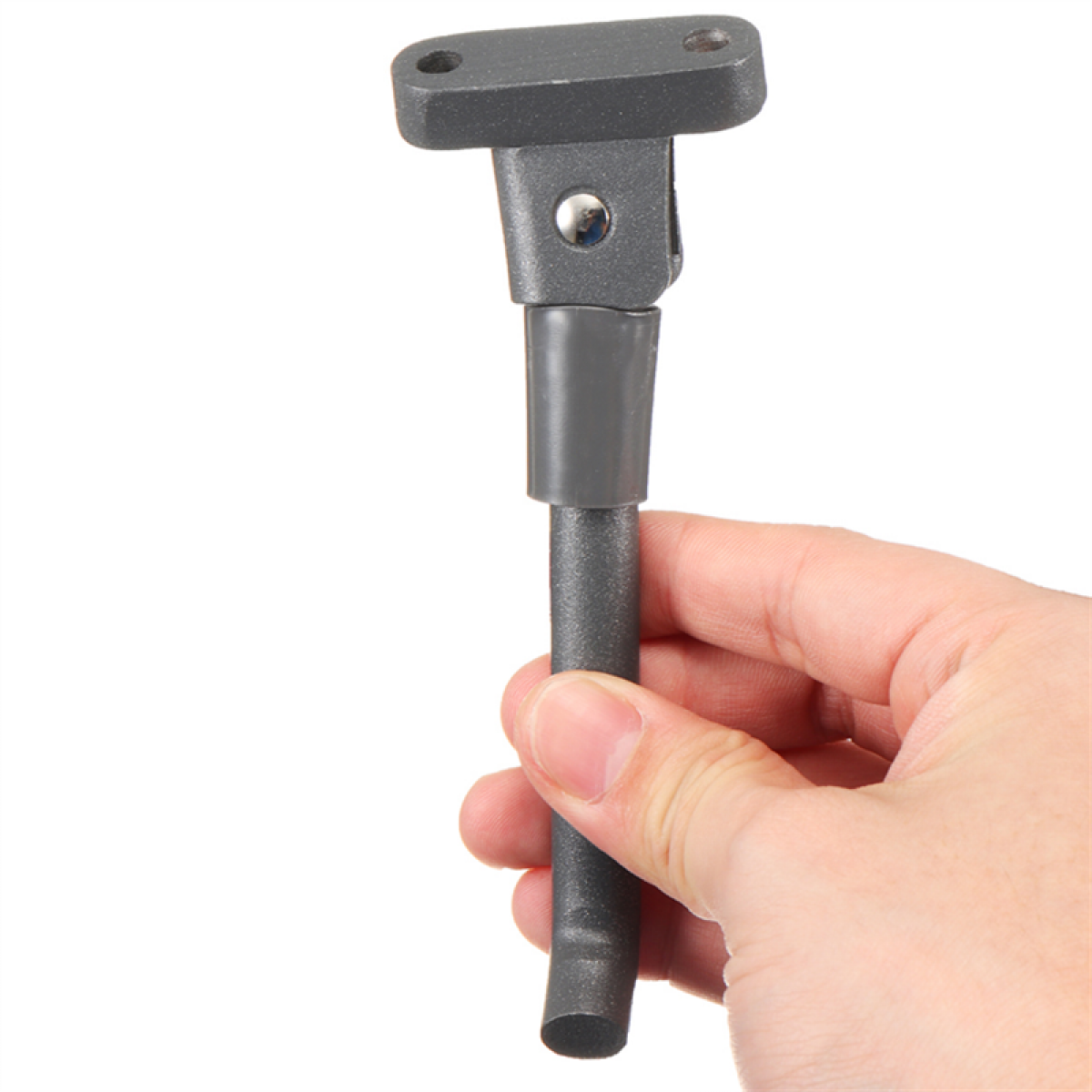 Hand die een grijze metalen standaard vasthoudt, onderkant naar de gebruiker gericht.