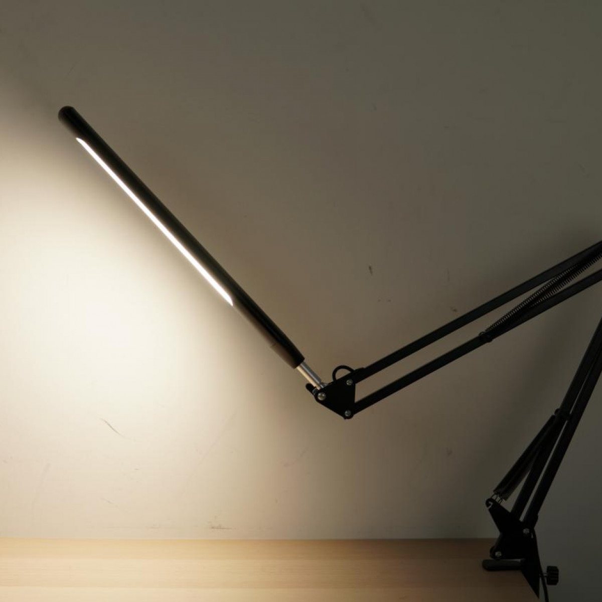 INF LED Schreibtischleuchte mit verstellbarem Schwarz Tischlampe Schwenkarm