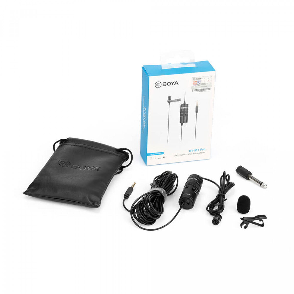 Zestaw mikrofonu, z mikrofonem, torbą i kablami. Białe tło.