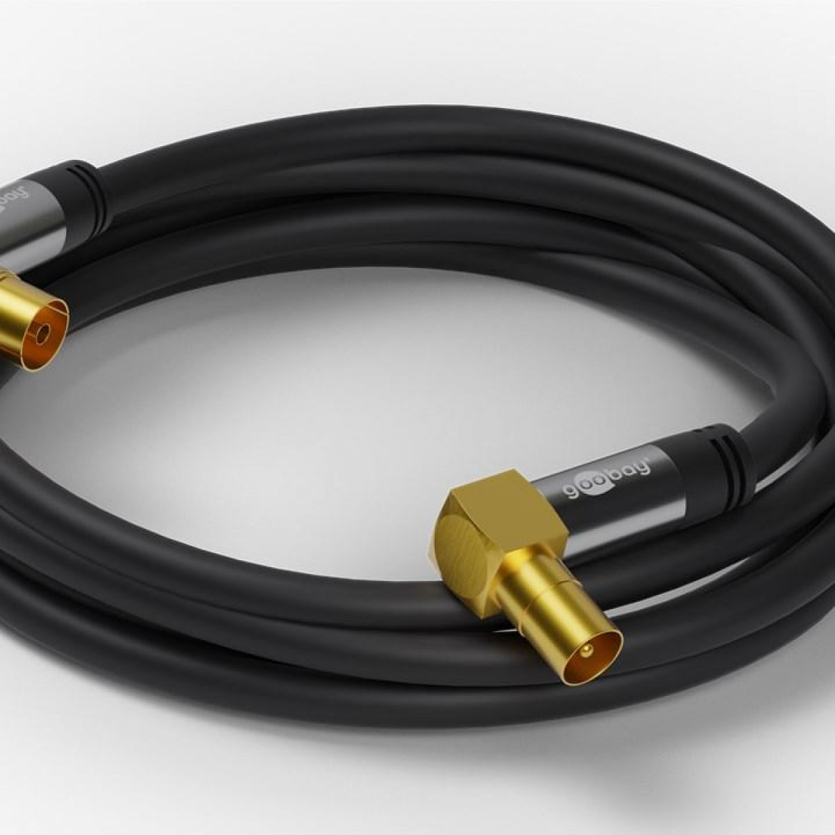 Un cable negro con conectores dorados. El cable está curvado.