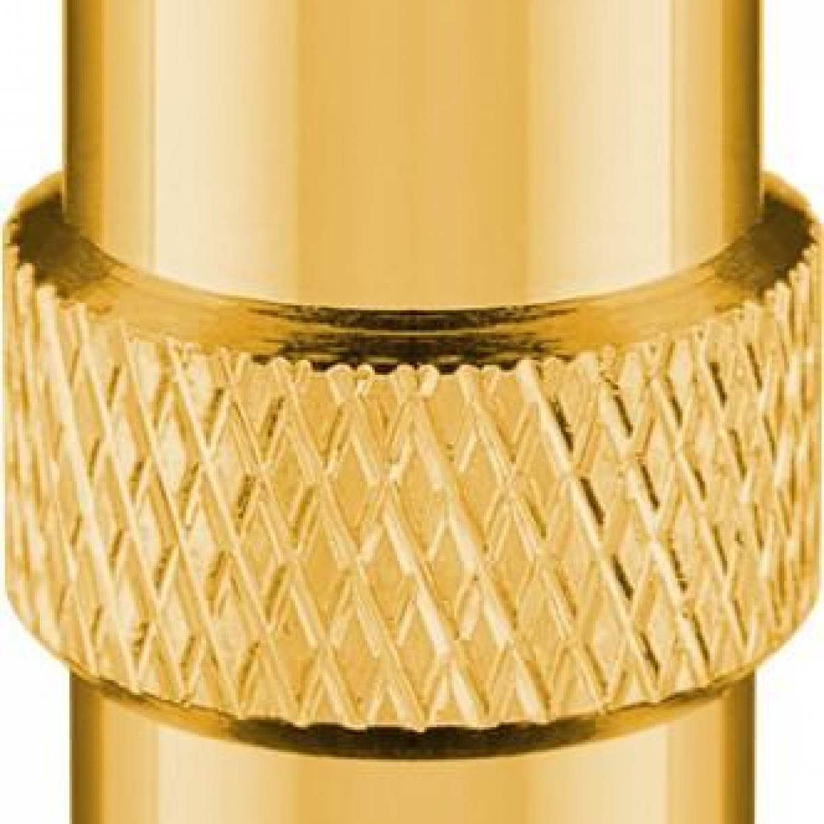 Primer plano de una pieza de metal dorada con intrincados grabados en forma de diamante.