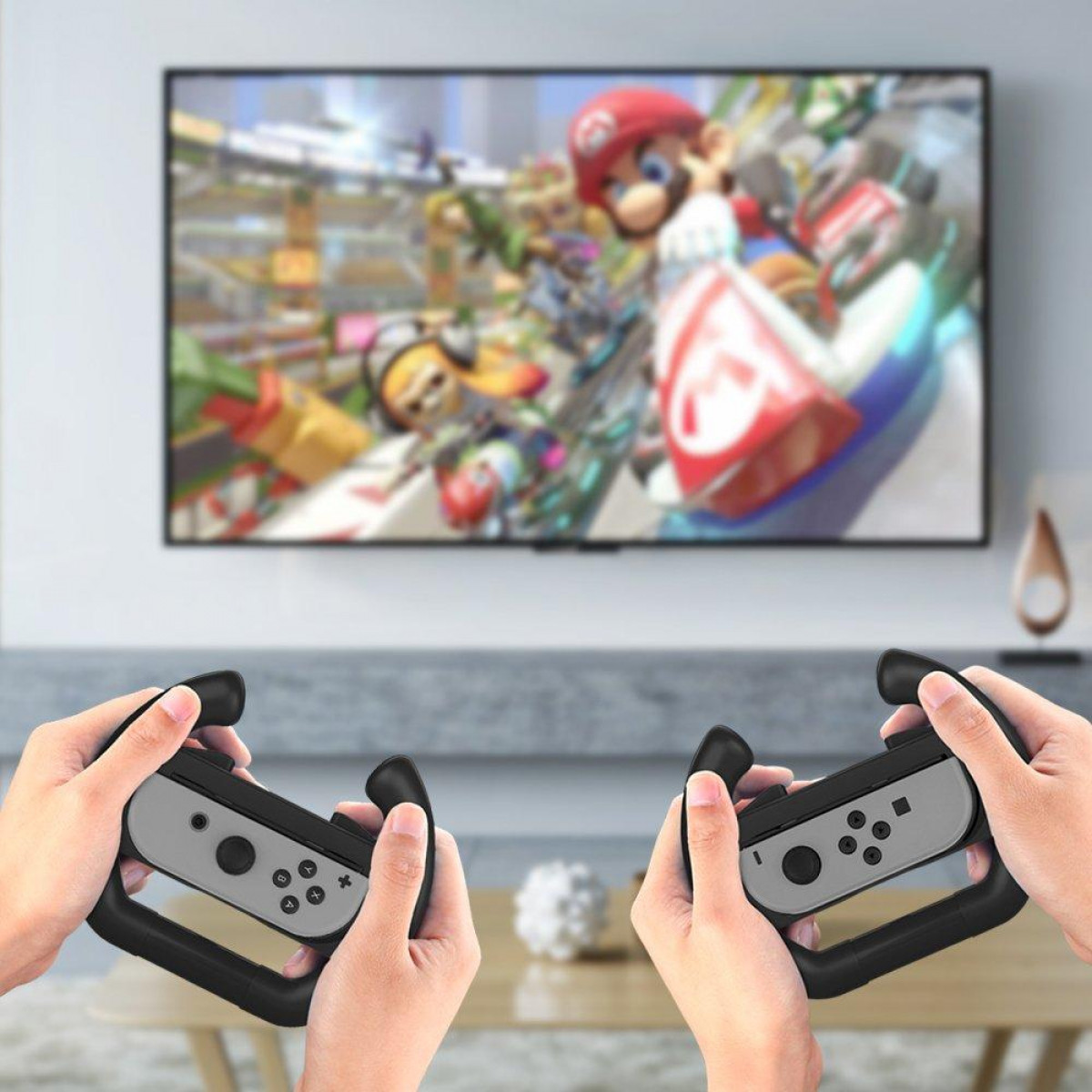 Manos sosteniendo mandos de juego. Juego de Mario en TV. Mandos con mangos negros.