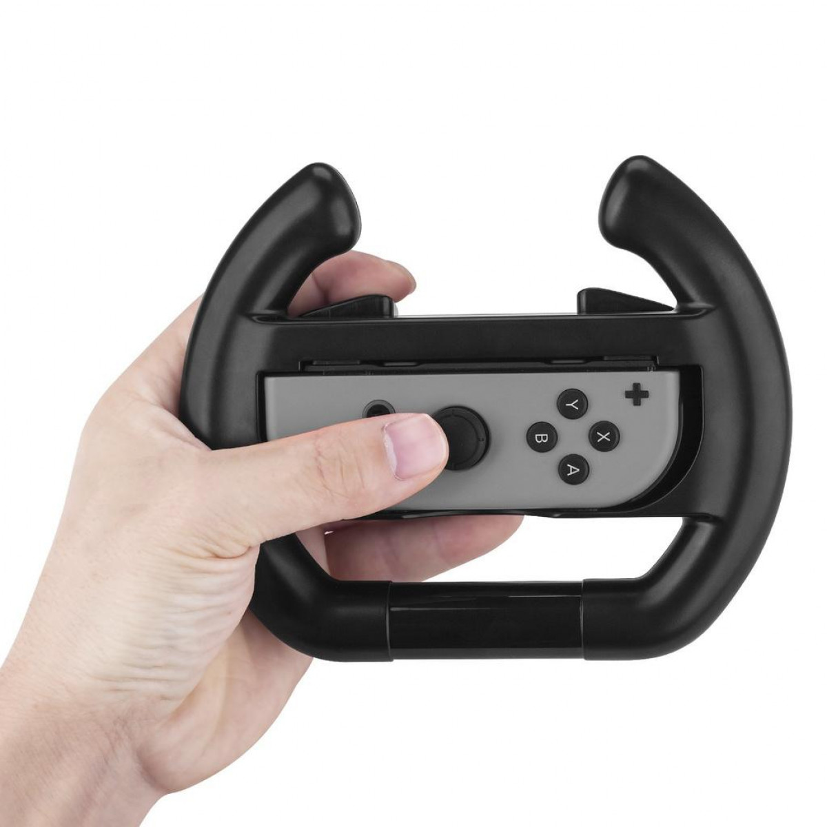 Controlador de volante negro para consola de juegos, sostenido por una mano.