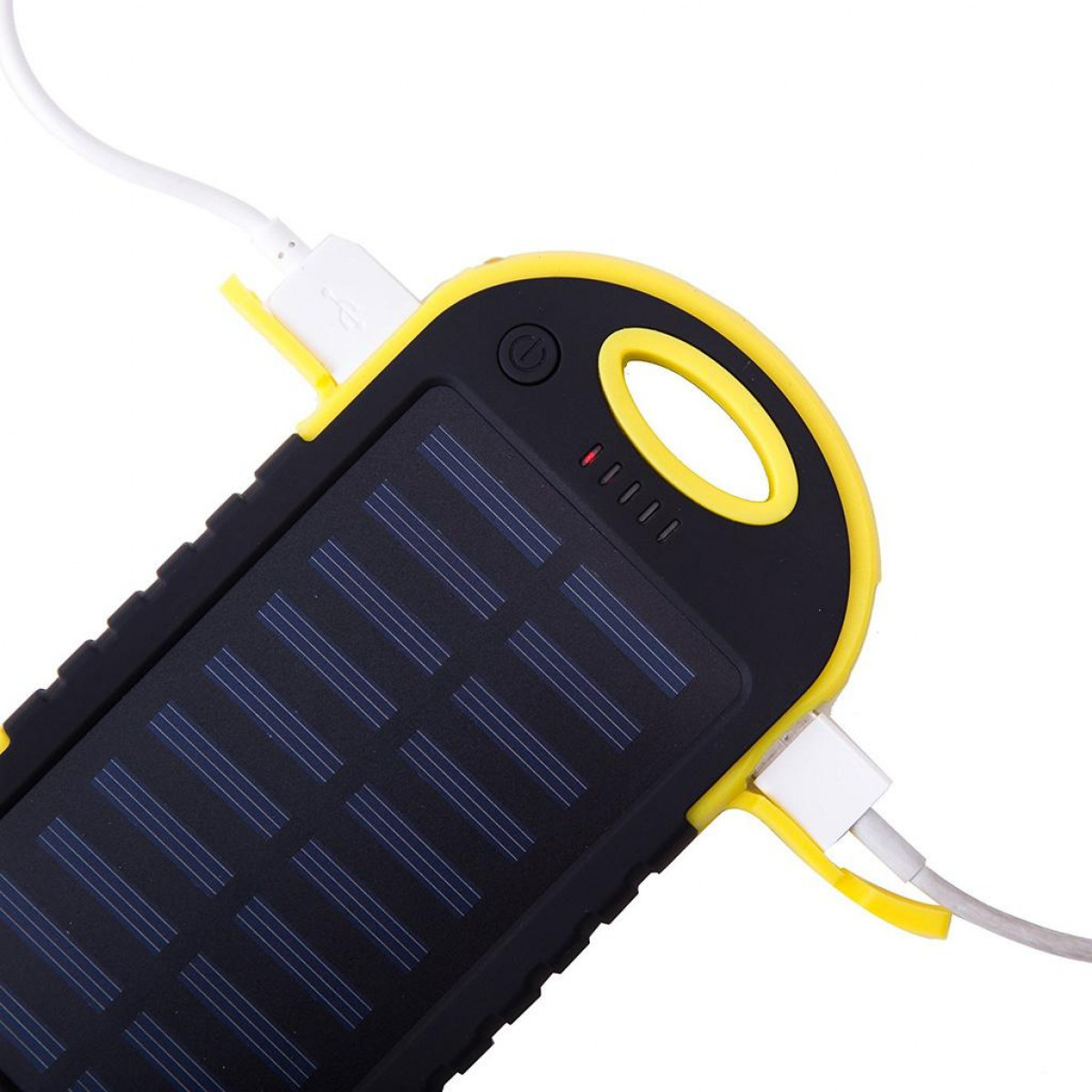 Cargador solar con cables enchufados. Diseño amarillo y negro. Fondo blanco.
