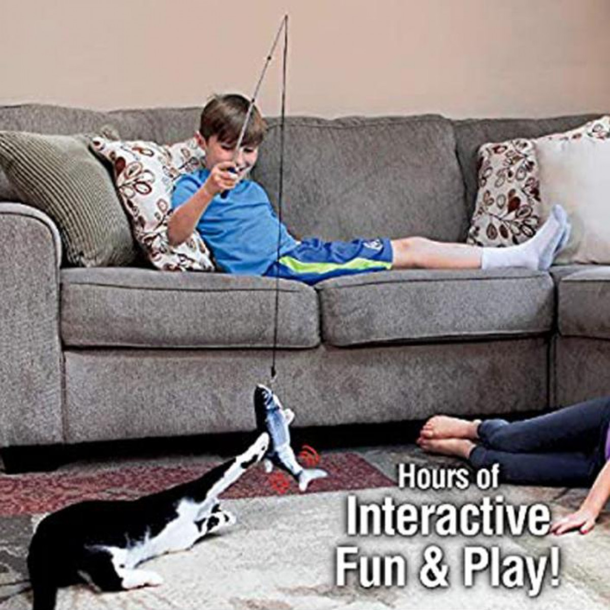 Ein Junge spielt mit einer Spielzeugangel vor einer Katze und einem Sofa, Text über Spaß und Spiel ist vorhanden.