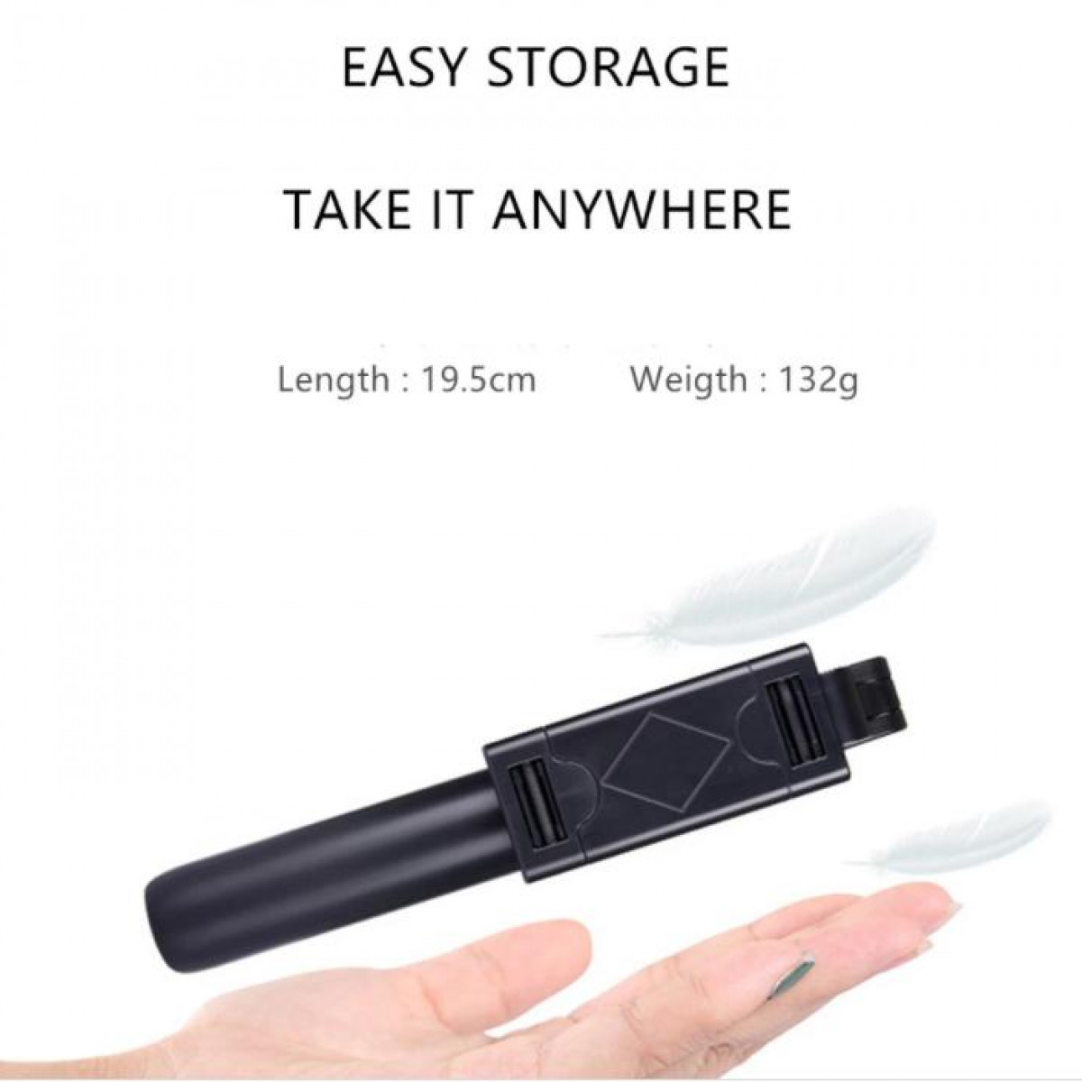 Czarny kij do selfie z dłonią trzymającą go i dwoma białymi piórami. Jest lekki.