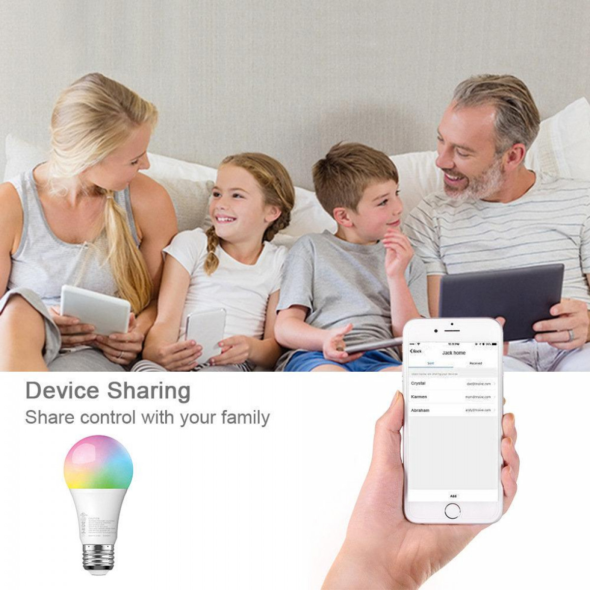 Familie auf dem Bett, schaut auf Tablets und Telefon mit Smart-Glühbirnen-Optionen.