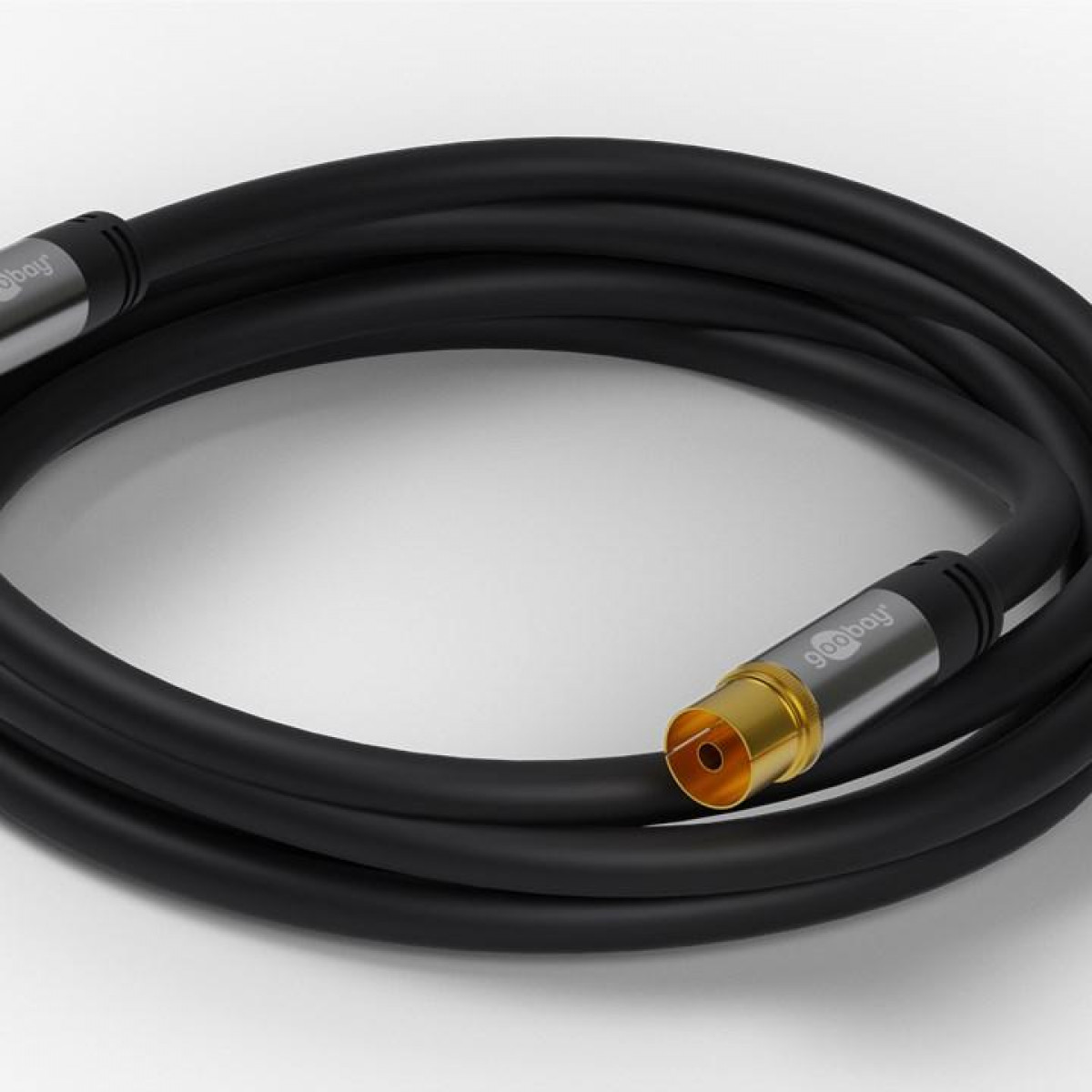 Cable coaxial negro con conectores dorados, con un logotipo, sobre un fondo blanco.