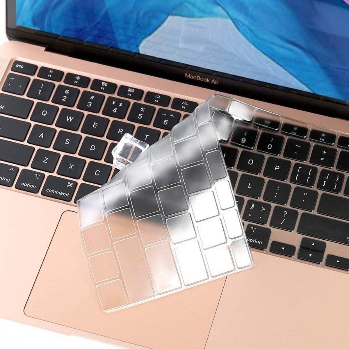 Transparente Tastaturabdeckung auf einem roségoldenen Laptop.