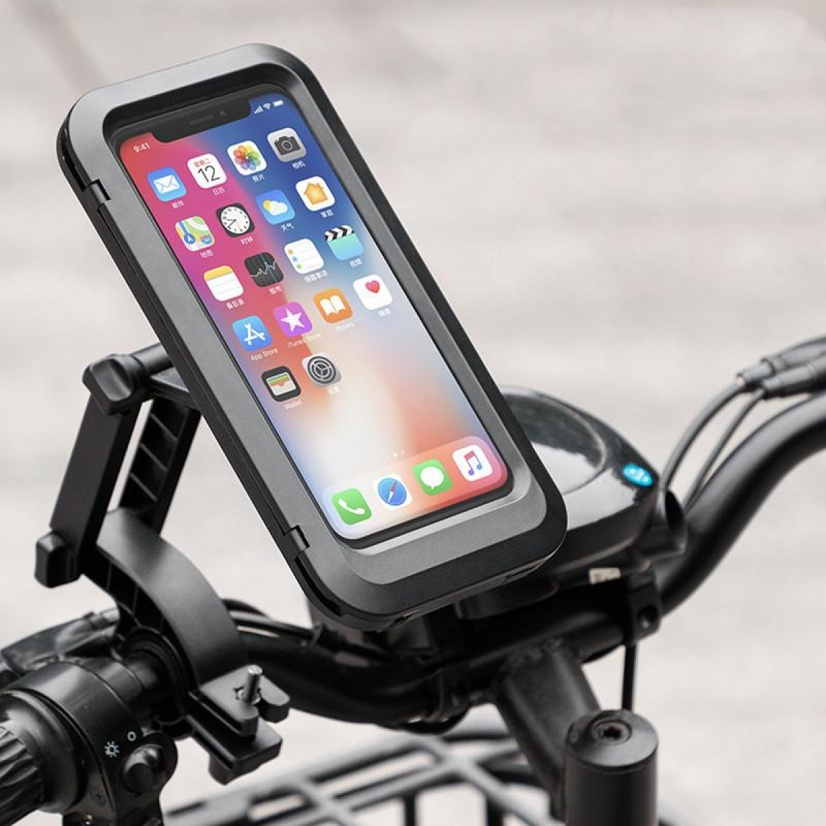 Telefon zamocowany na rowerze, w uchwycie na kierownicy.