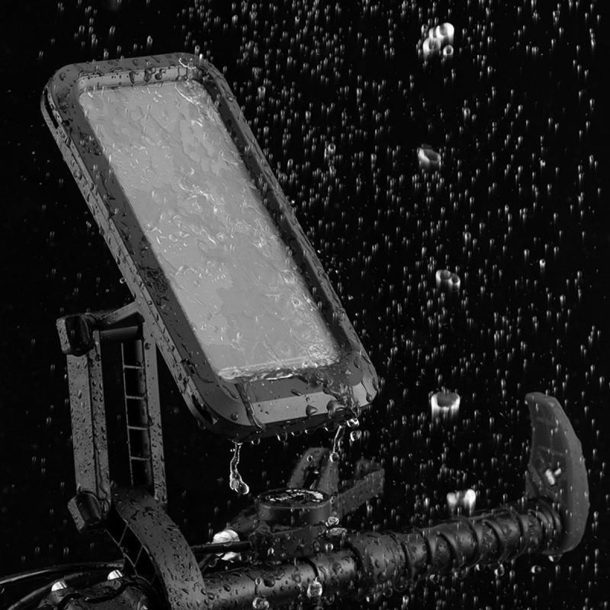 Czarny uchwyt na telefon na rowerze, z kroplami wody wokół telefonu.