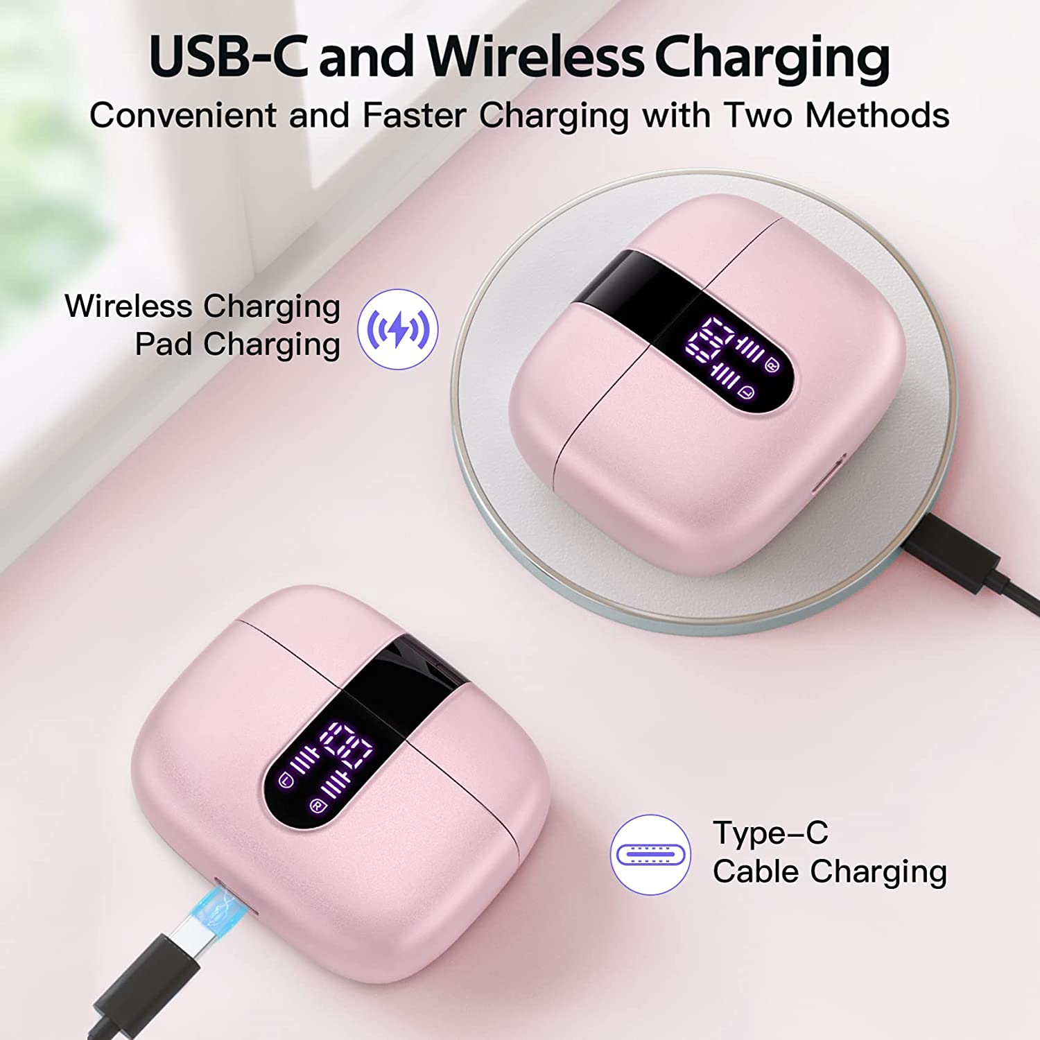 Rosafarbene kabellose Ohrhörer auf einem kabellosen Ladegerät und eines, das über ein USB-C-Kabel geladen wird.