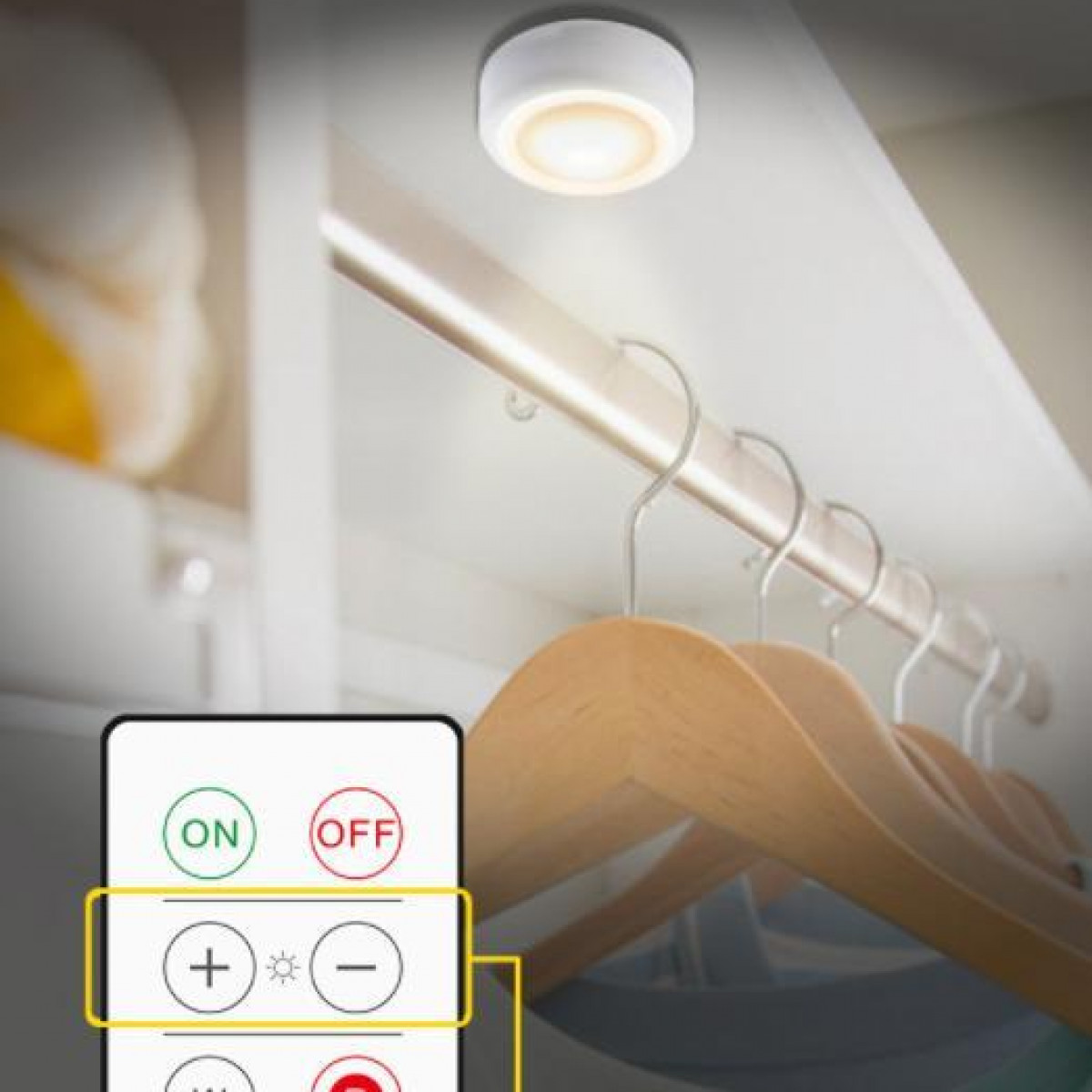 Een lamp is bevestigd aan een plank. Een afstandsbediening en bedieningsknoppen zijn zichtbaar. Er zijn hangers en kleding.