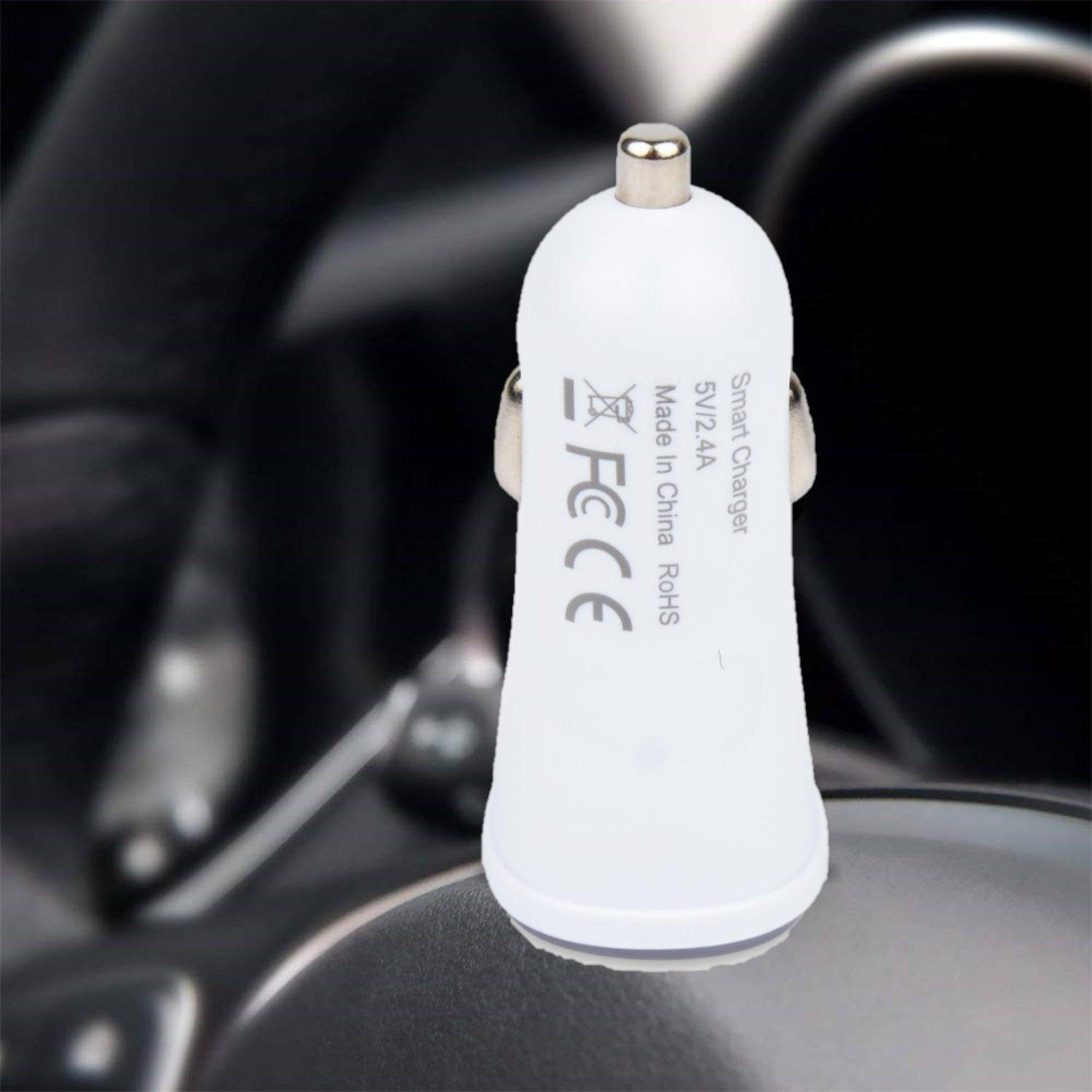 Weißes Autoladegerät mit Text und Logos, schwarzer Hintergrund unscharf.