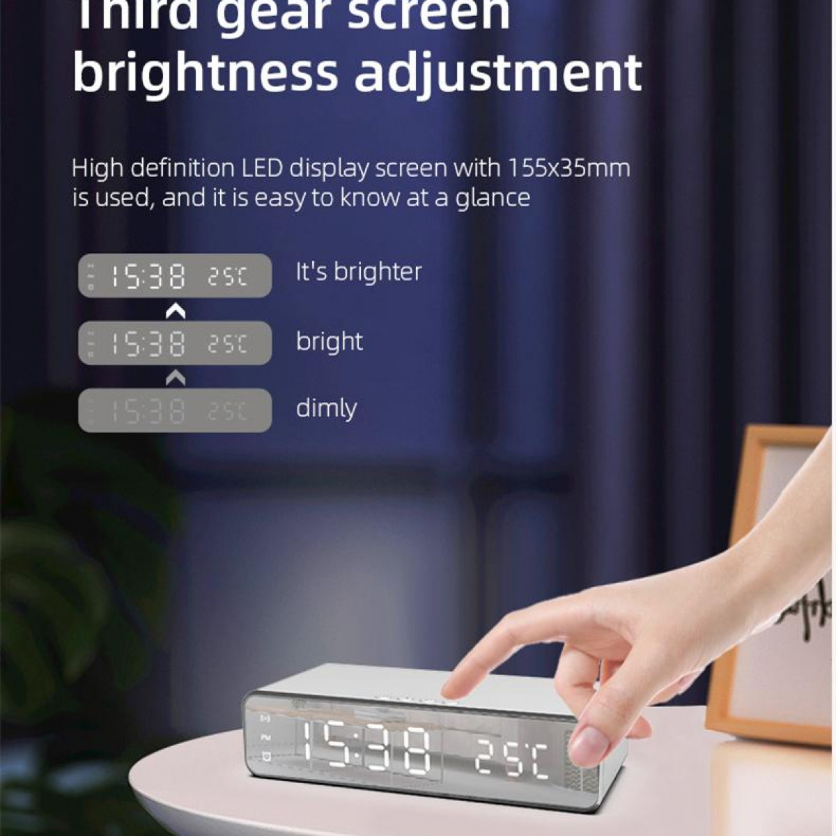 Zegar cyfrowy z trzema ustawieniami jasności na stole, dłoń go dotyka.