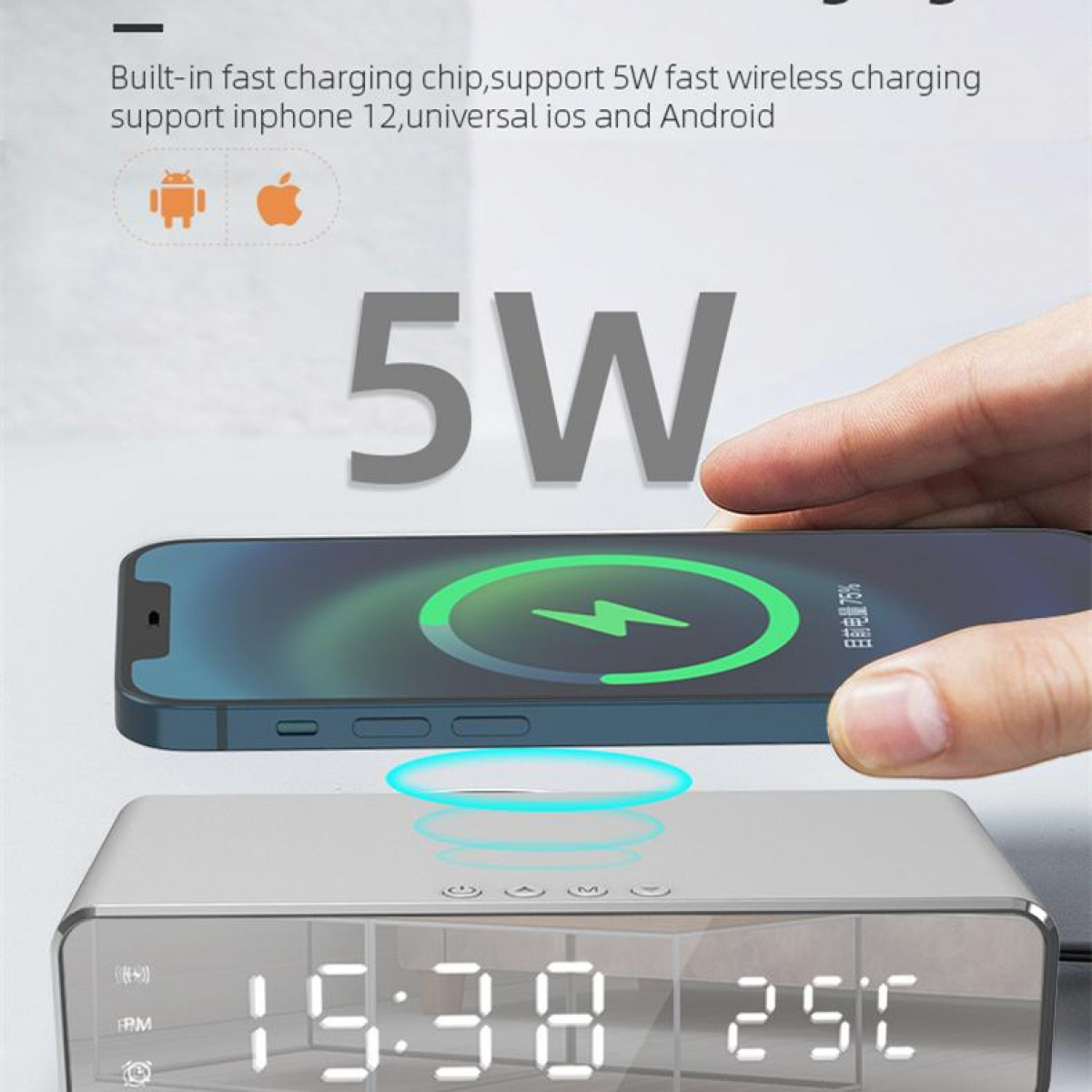 Smartfon ładujący się na srebrnym budziku. Telefon wyświetla symbol ładowania.