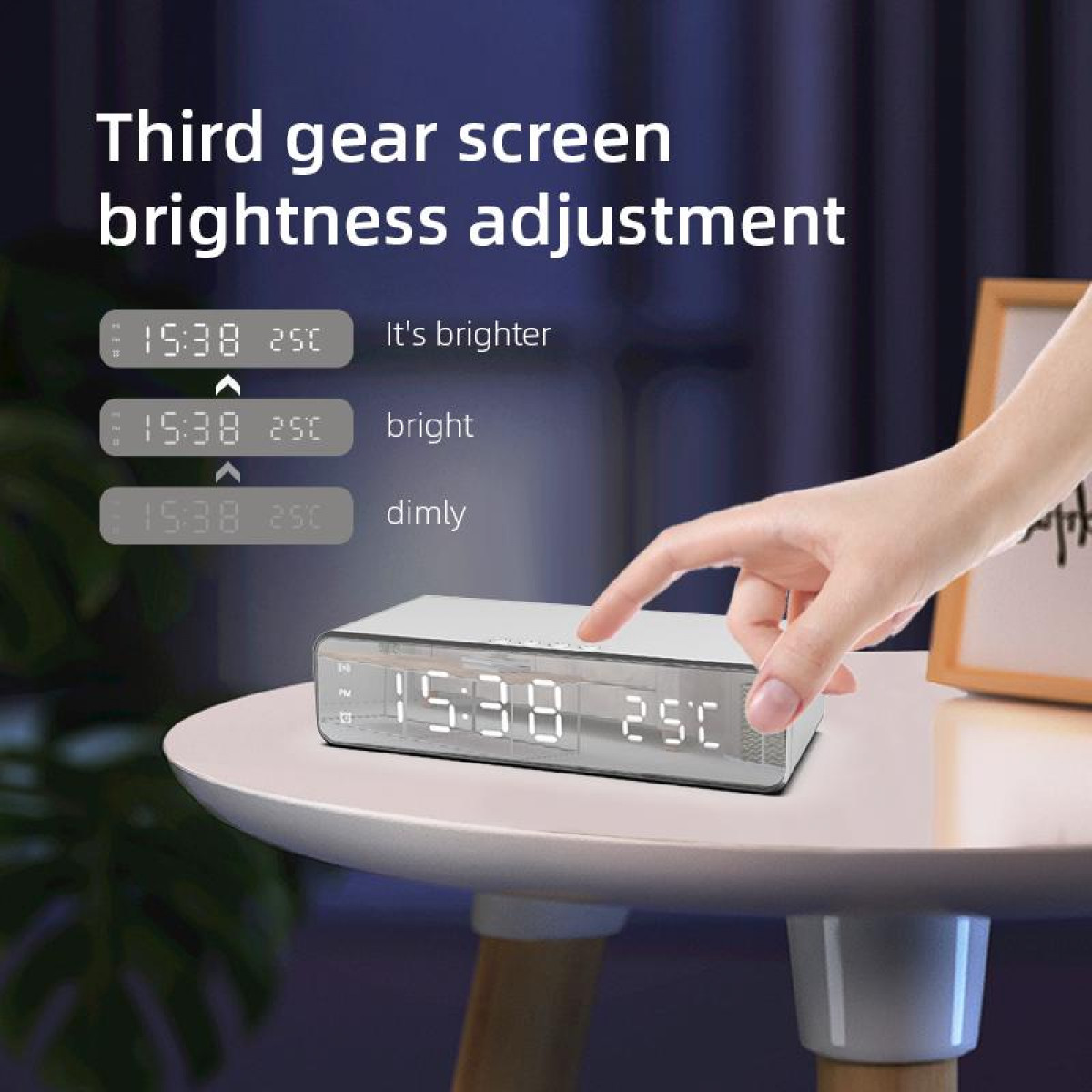 Zegar cyfrowy wyświetlający 15:38 i 25C, z ustawieniami jasności. Ręka dotyka zegara. Biały stół.