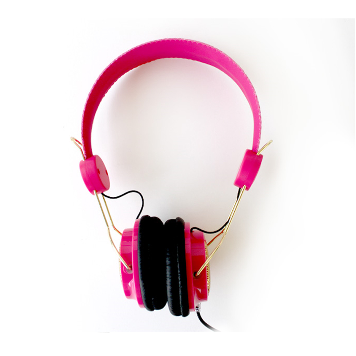 Auriculares rosas con detalles dorados sobre fondo blanco. Los auriculares tienen un cable negro.