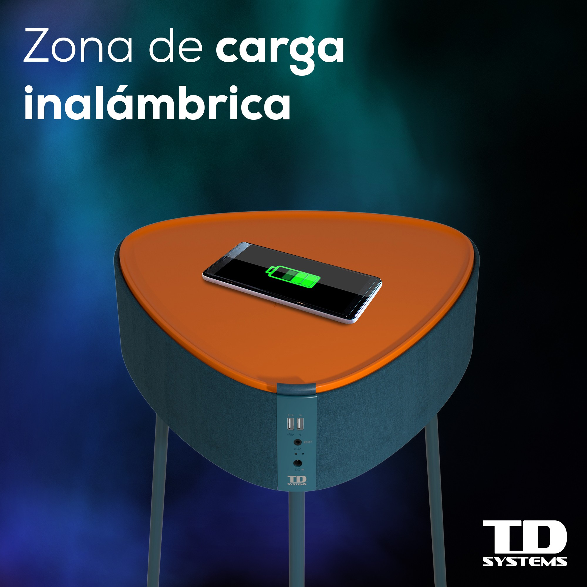 Altavoz triangular con tapa naranja. Un teléfono se carga encima. Fondo azul borroso.