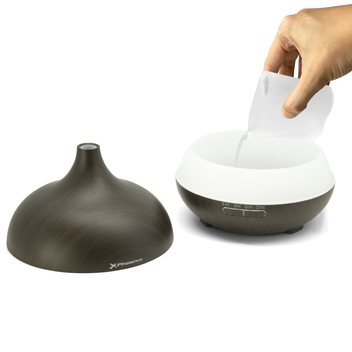 Una mano versa acqua da un contenitore in un diffusore effetto legno, senza coperchio.