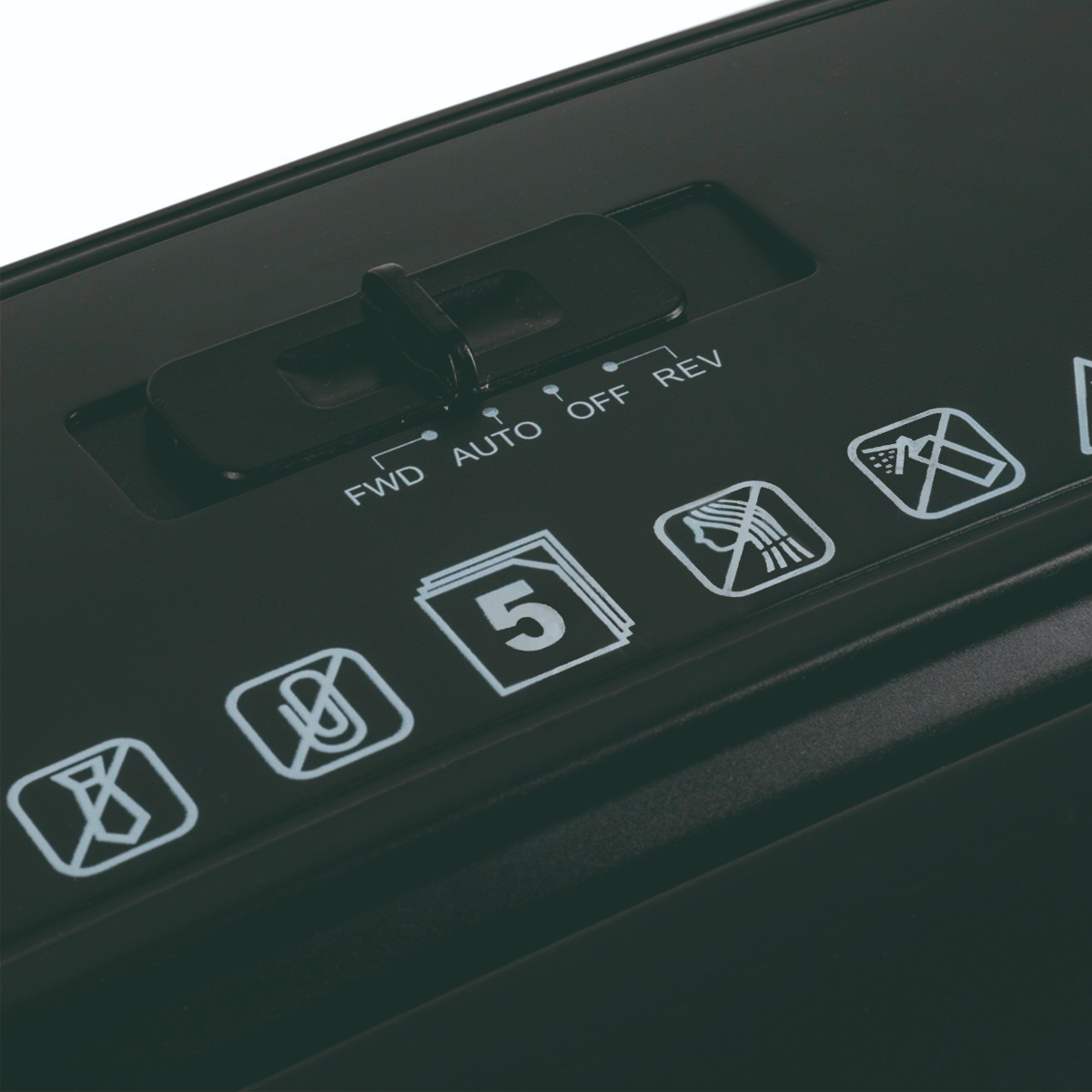 Panel de control de trituradora negra con símbolos e interruptor. Muestra FWD, AUTO, OFF, REV.