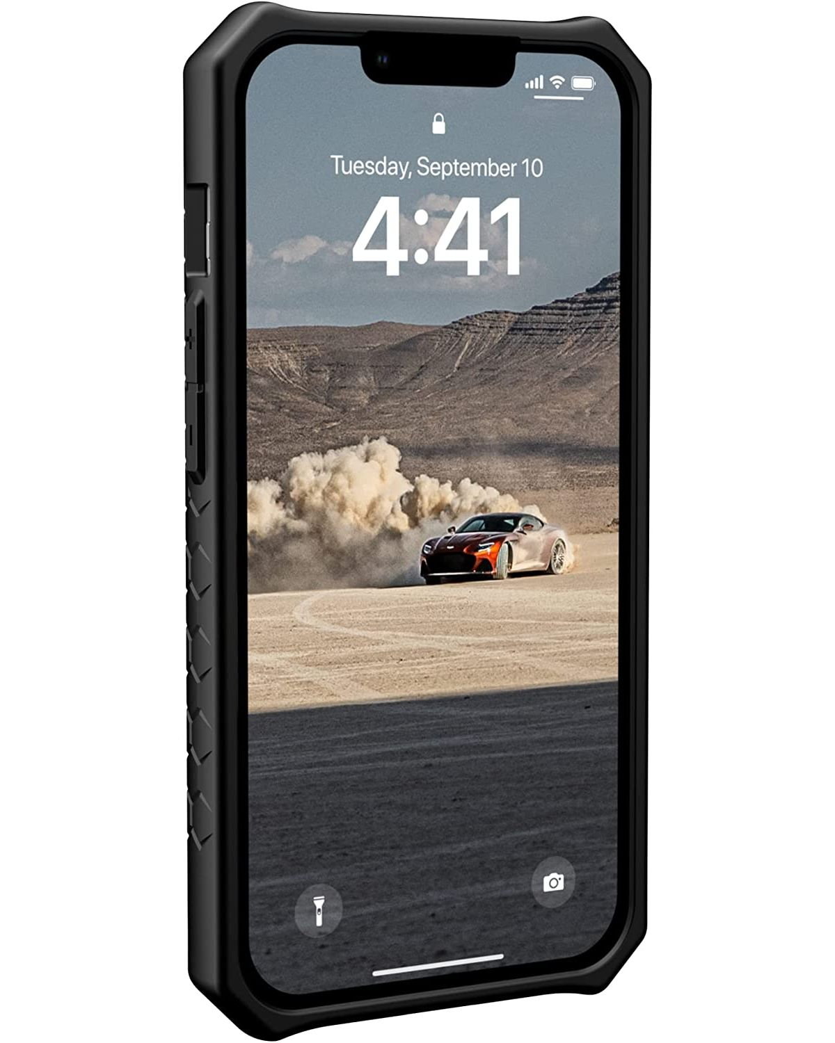 Ein schwarzes Telefon in einer Hülle zeigt eine Berglandschaft mit einem Auto auf dem Bildschirm. Die Hülle befindet sich auf weißem Hintergrund.