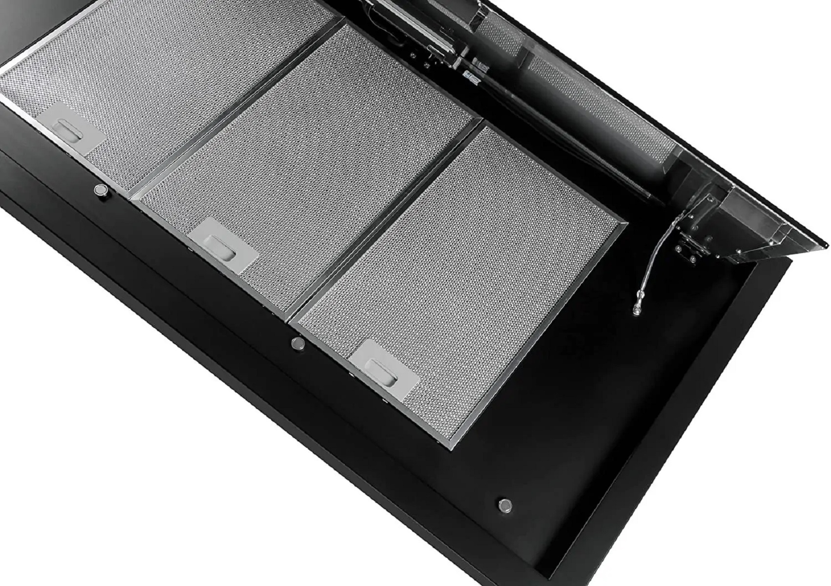 Eine schwarze Dunstabzugshaube mit Metallfiltern. Weißer Hintergrund.