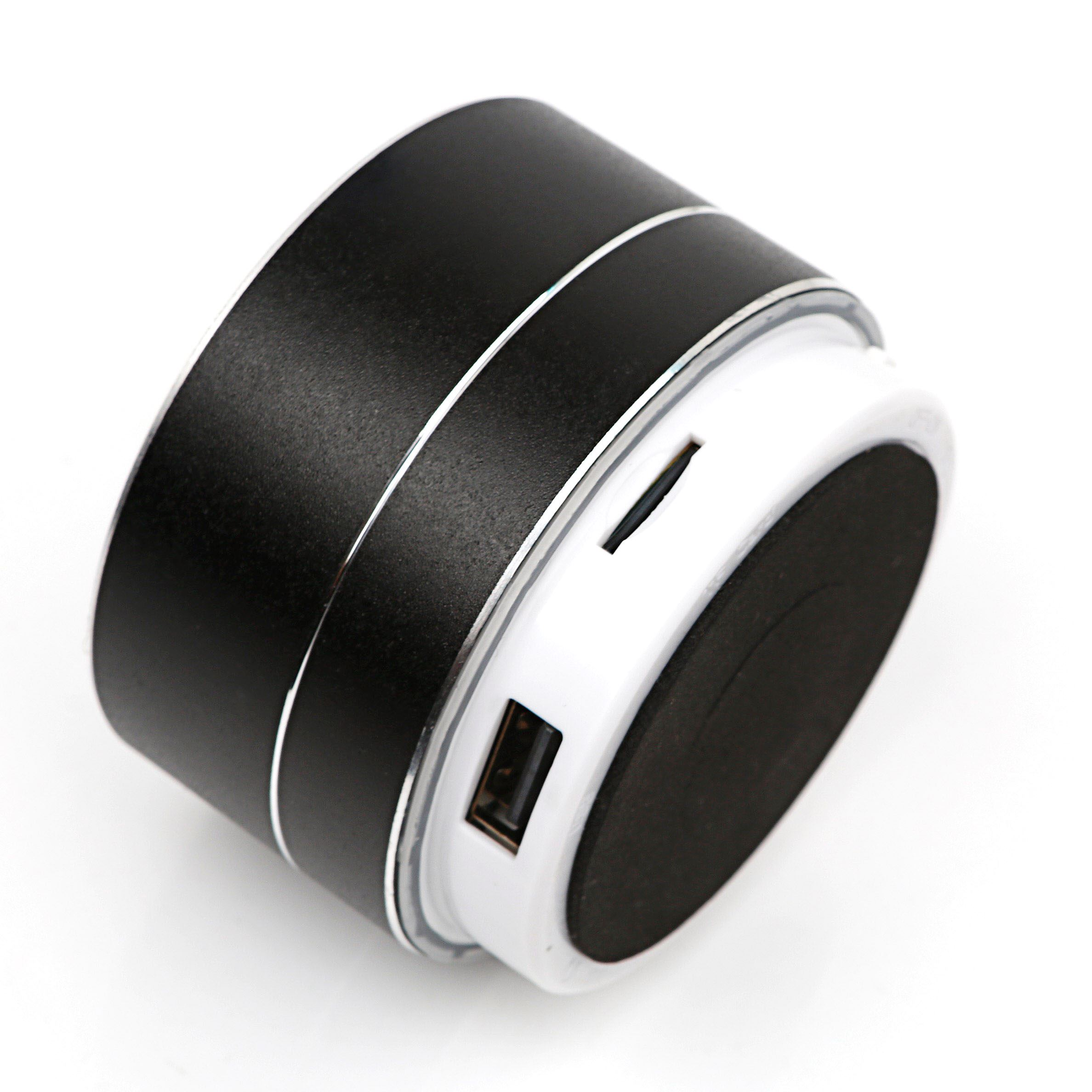 Un altoparlante nero e argento con slot USB e schede SD, su sfondo bianco.