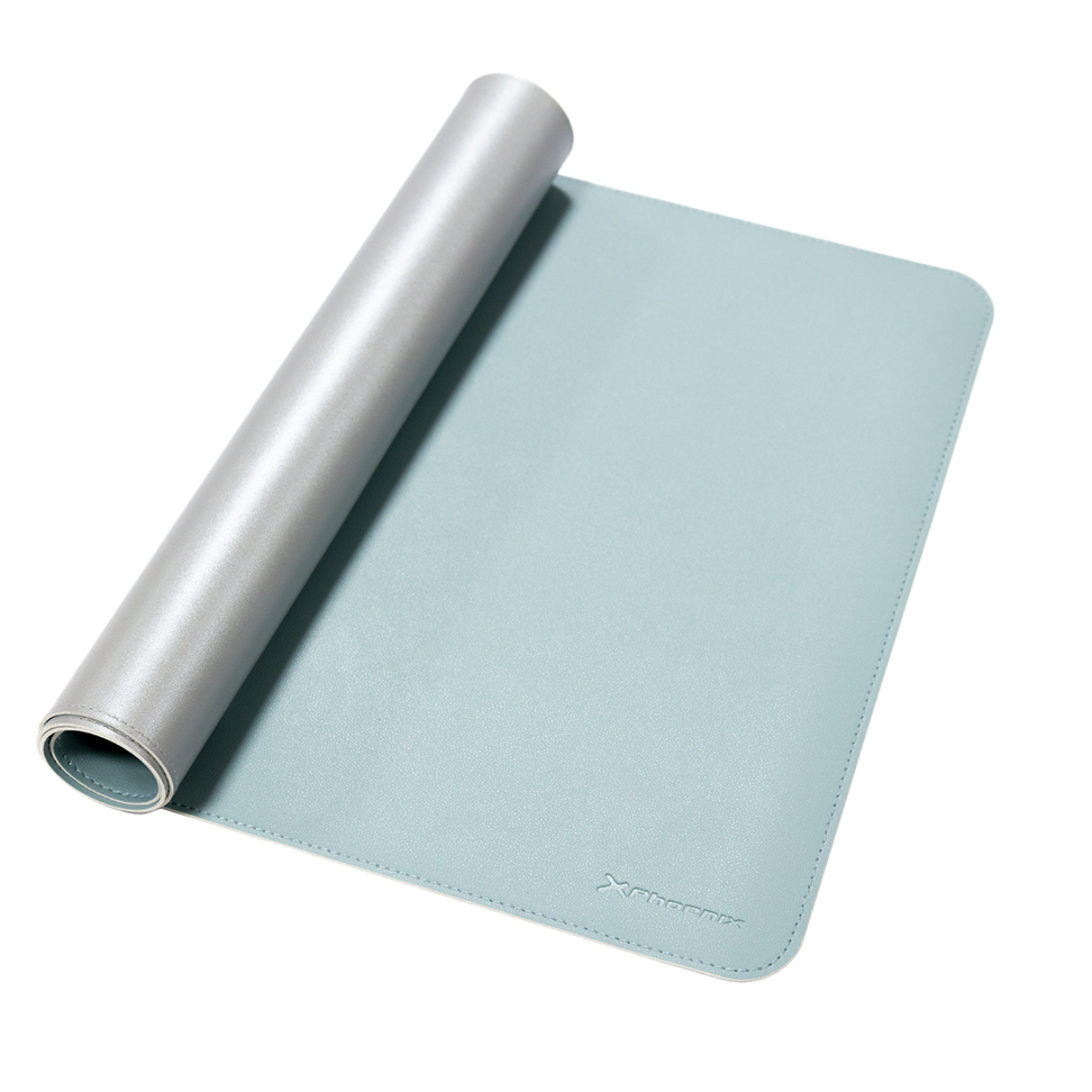 Una alfombrilla plateada enrollada encima de una alfombrilla azul claro con fondo blanco. La alfombrilla es para un ratón.