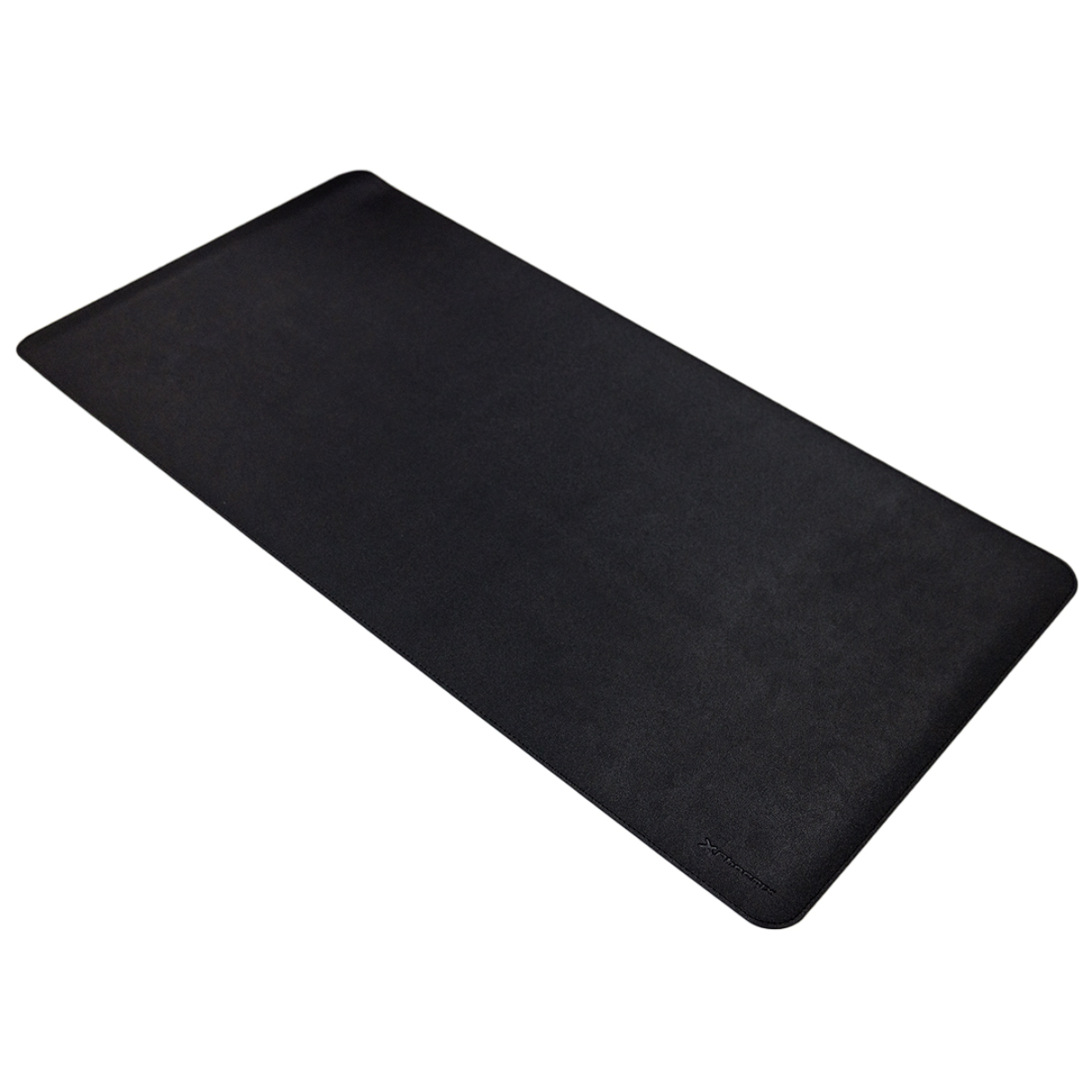 Alfombrilla de ratón rectangular negra. La superficie es lisa. Logotipo pequeño en la esquina inferior derecha.