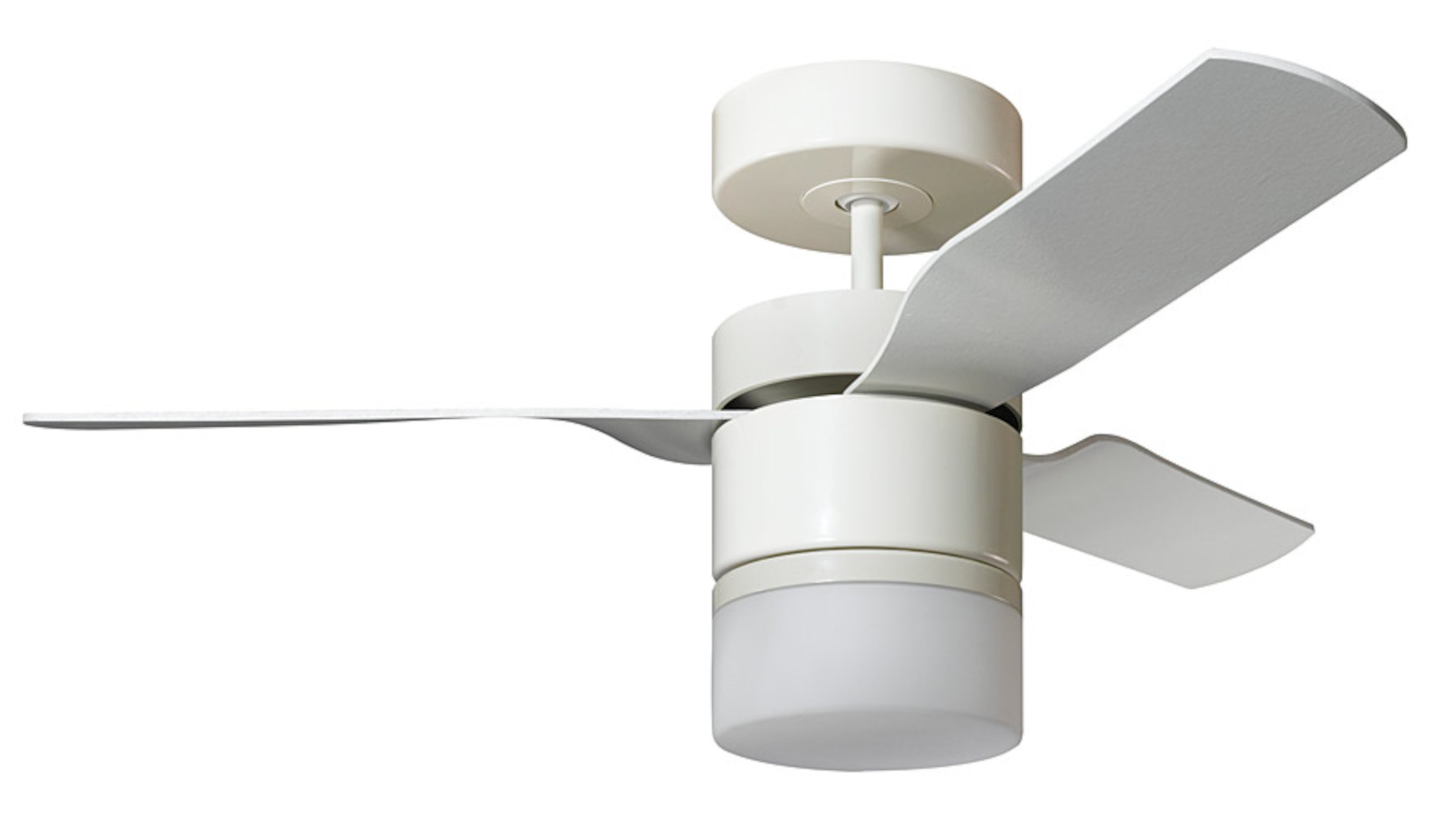 Ein weißer Deckenventilator mit drei Flügeln und einer Leuchte, isoliert auf weißem Hintergrund.