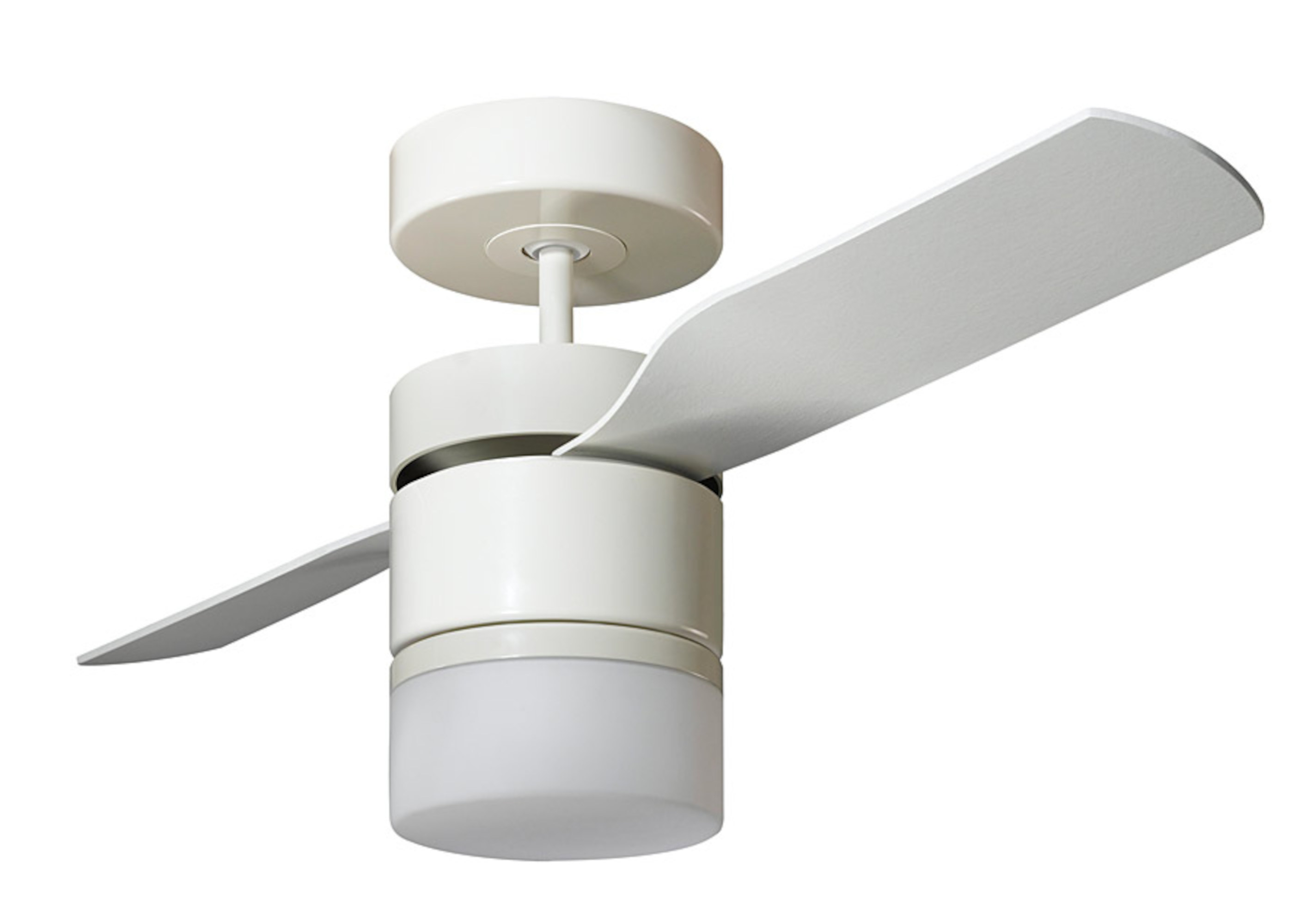 Weißer Deckenventilator mit zwei Flügeln und einem Licht am Boden. Weißer Hintergrund.