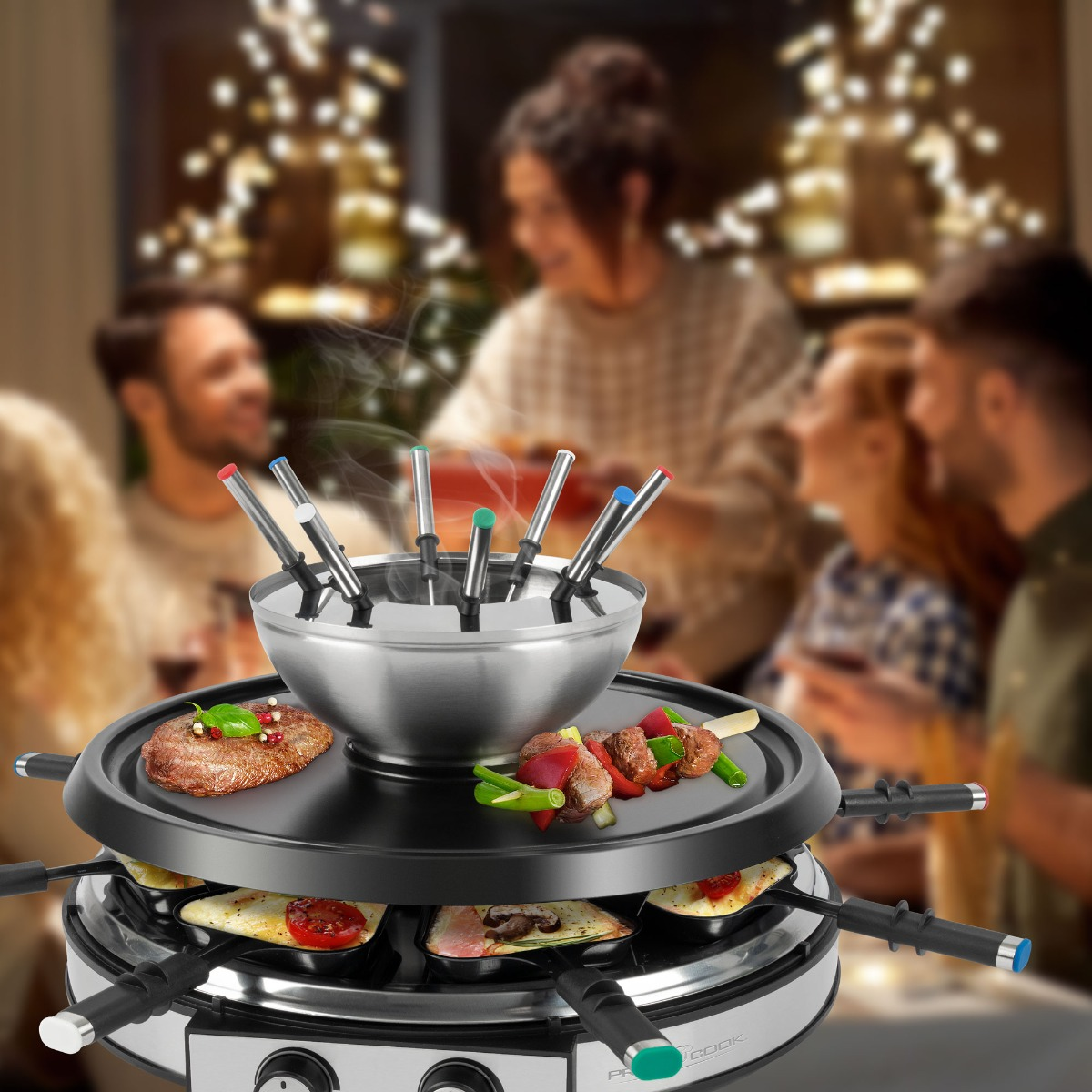 Eine Gruppe von Personen um einen Raclette-Grill, mit Essen und Küchenutensilien im Vordergrund.
