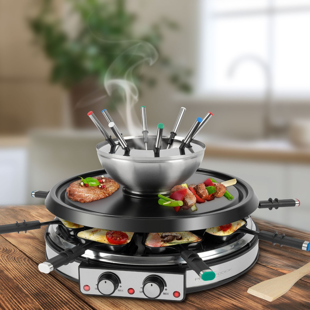 Raclette-Grill mit Essen darauf. Es gibt Spieße mit Gemüse und Fleisch sowie kleine Pfannen.