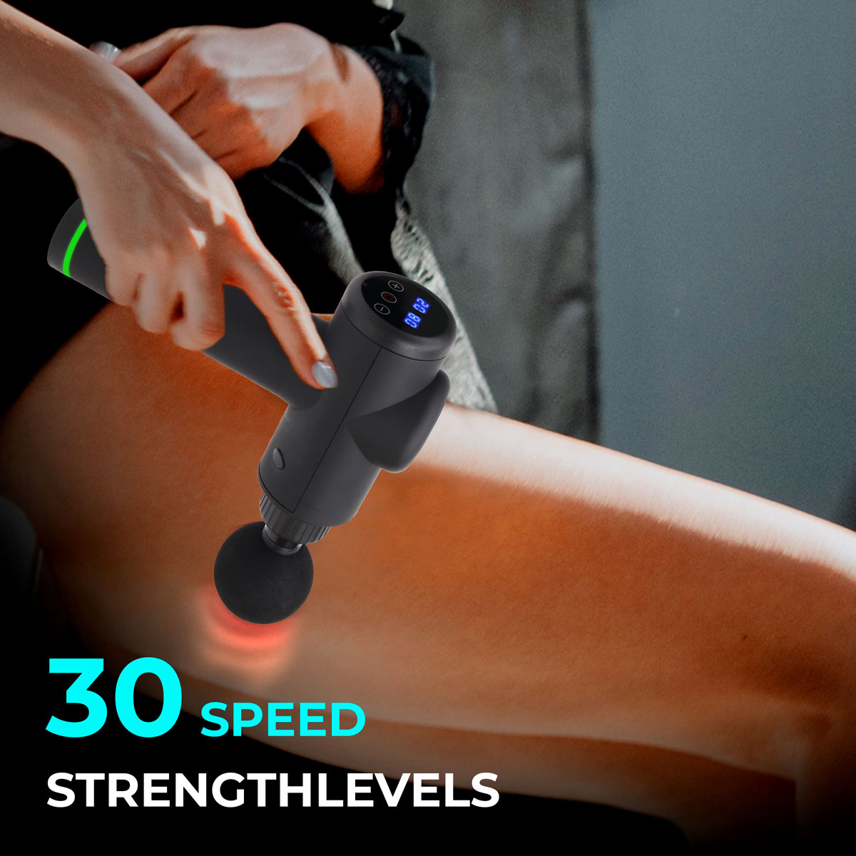 Osoba używająca czarnego pistoletu do masażu na nodze, z tekstem '30 SPEED STRENGTHLEVELS'.