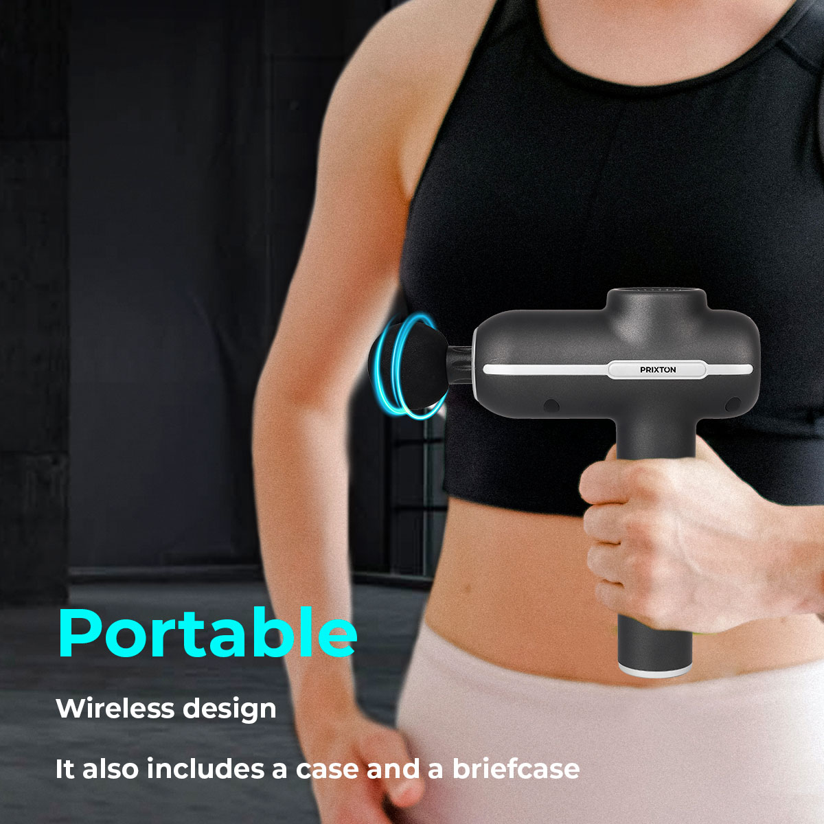 Osoba używająca czarnego pistoletu do masażu. Tekst wspomina przenośność, bezprzewodową konstrukcję i etui.