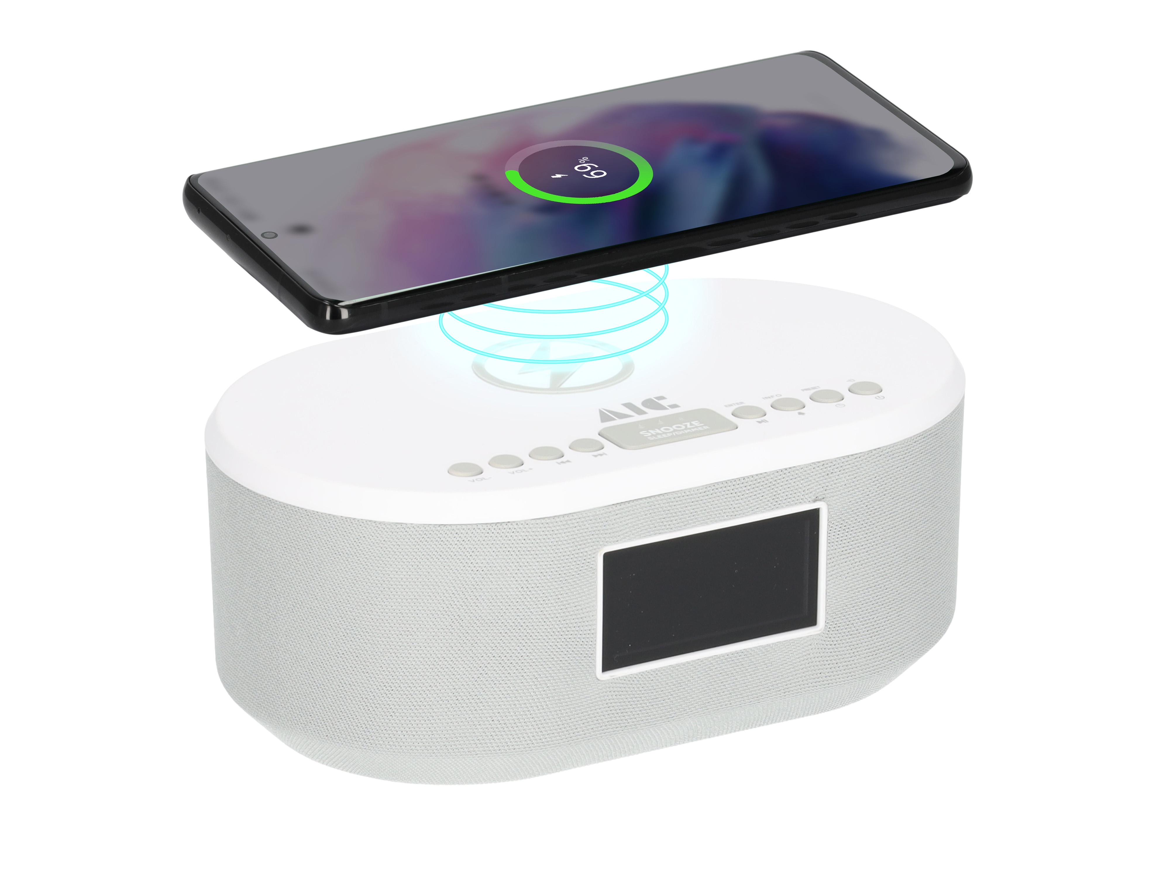 Ein weißer und grauer Lautsprecher mit einem schwarzen Telefon darauf, das Telefon wird geladen.