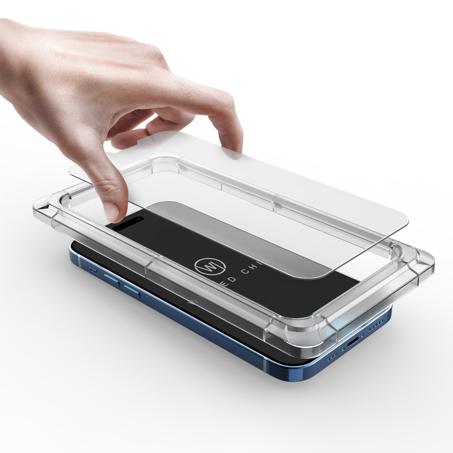 Eine Hand platziert einen Displayschutz auf einem Telefon. Das Telefon ist blau. Das Bild ist in einer transparenten Hülle.