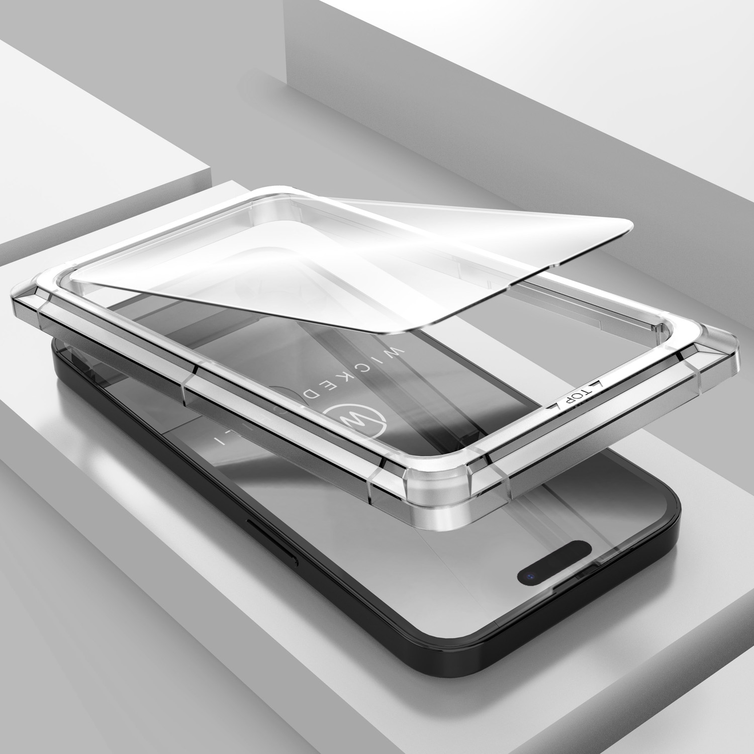 Transparente Handyhülle über einem schwarzen Telefon. Die Hülle ist geöffnet und gibt den Bildschirm frei.