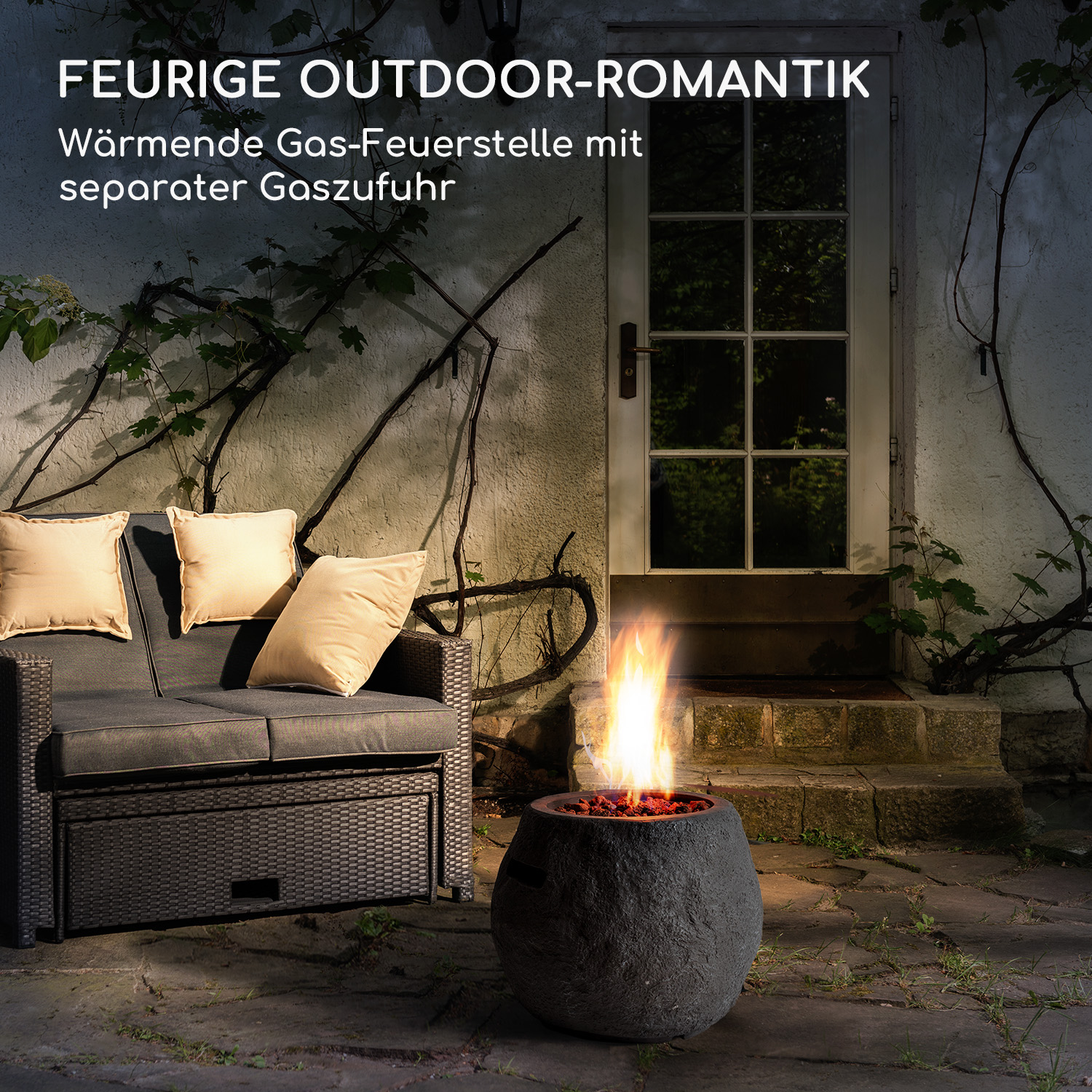Szene im Freien mit Feuerstelle, Sofa und Tür.