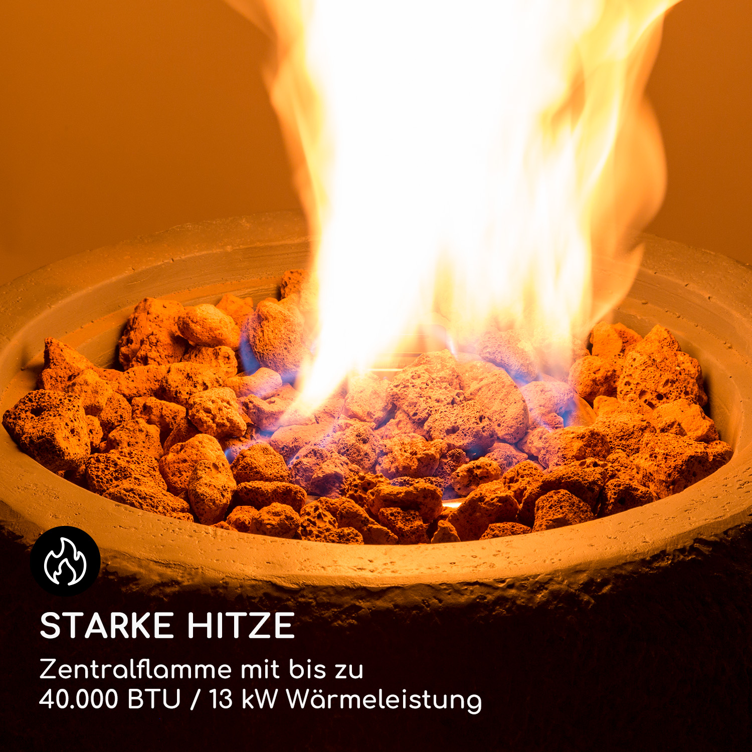 Nahaufnahme eines Feuerkorbs mit orangenen Flammen und Text auf Deutsch.