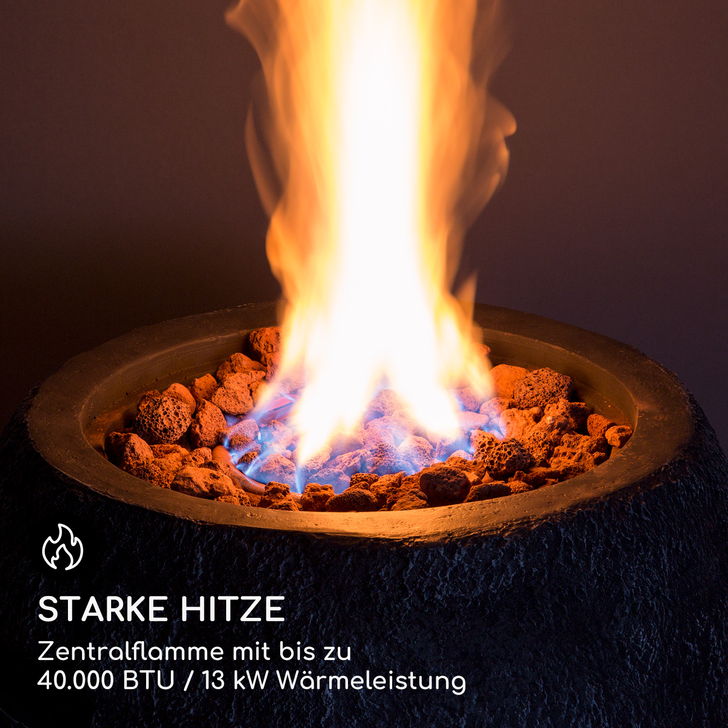 Eine Feuerstelle mit brennenden Flammen und Lavagestein. Die Hitze ist stark, die Flammen hell.