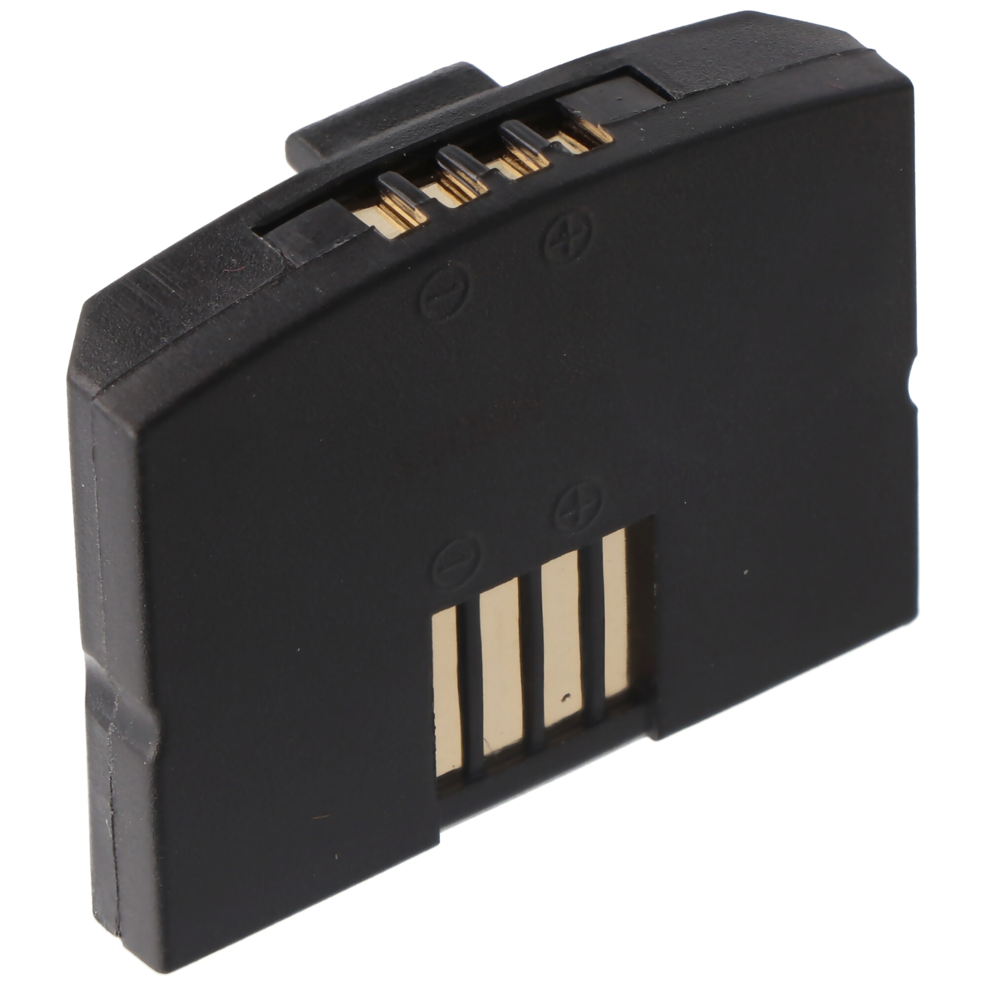 Schwarze rechteckige Batterie mit Goldkontakten. Die Batterie ist angewinkelt.